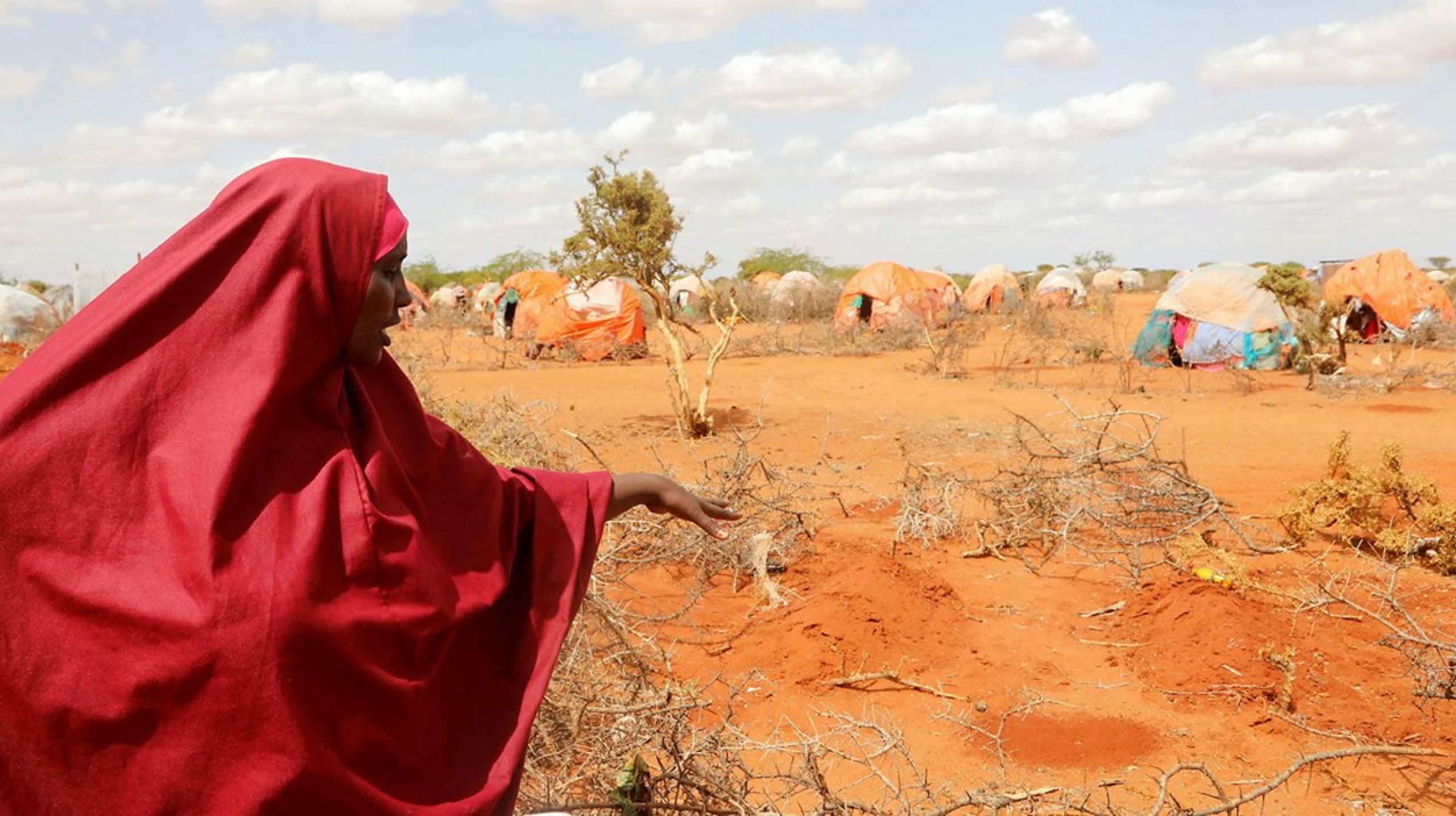 Halima Hassan Abdullahi peger på det sted hendes døtre&nbsp;Ebla og&nbsp;Abdia er begravet som følge af sult og en igangværende tørke i Somalia, 24. maj, 2022.