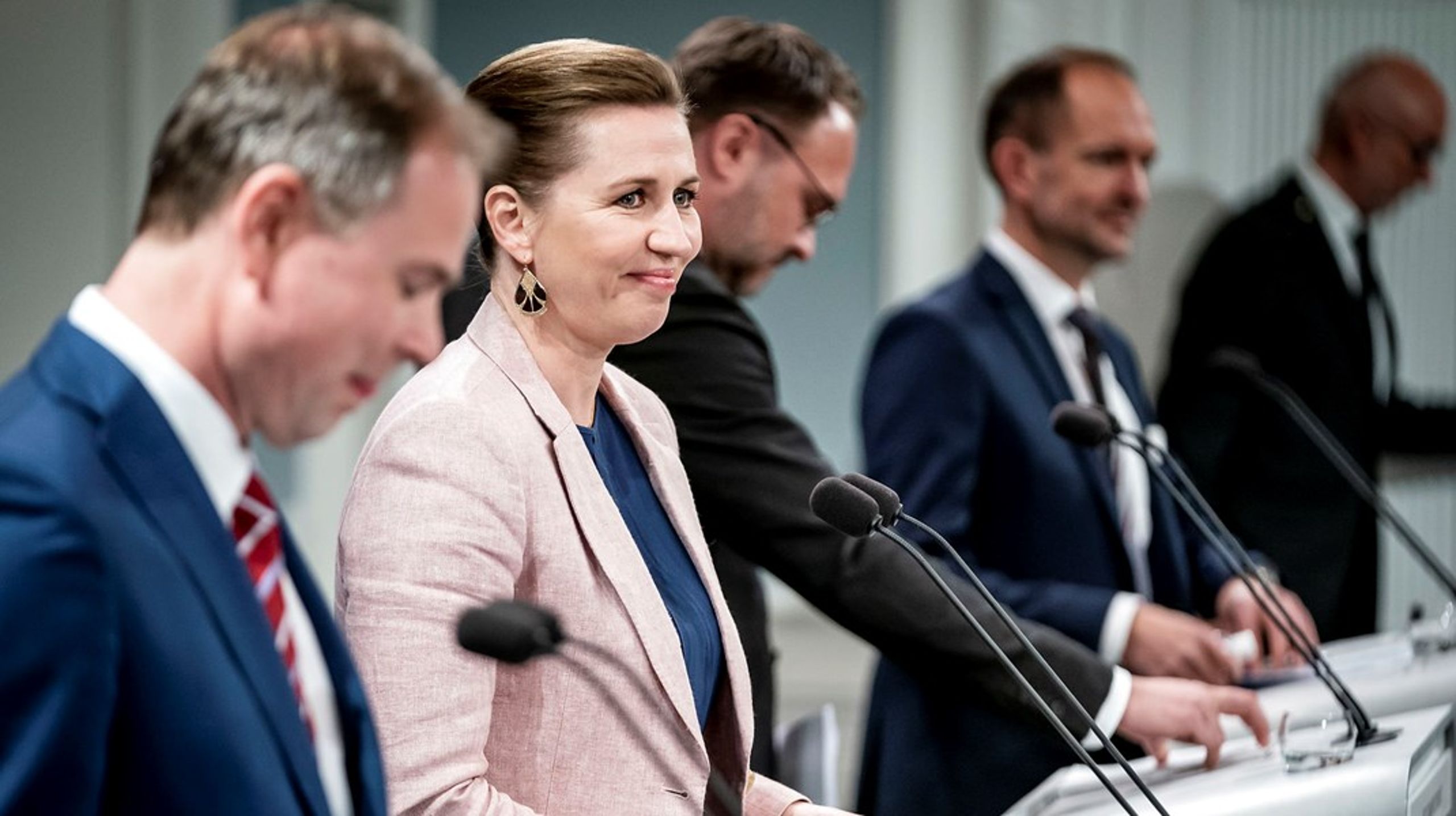 Statsminister Mette Frederiksen med ministre under pressemødet om Danmark kan mere II, 19. april.