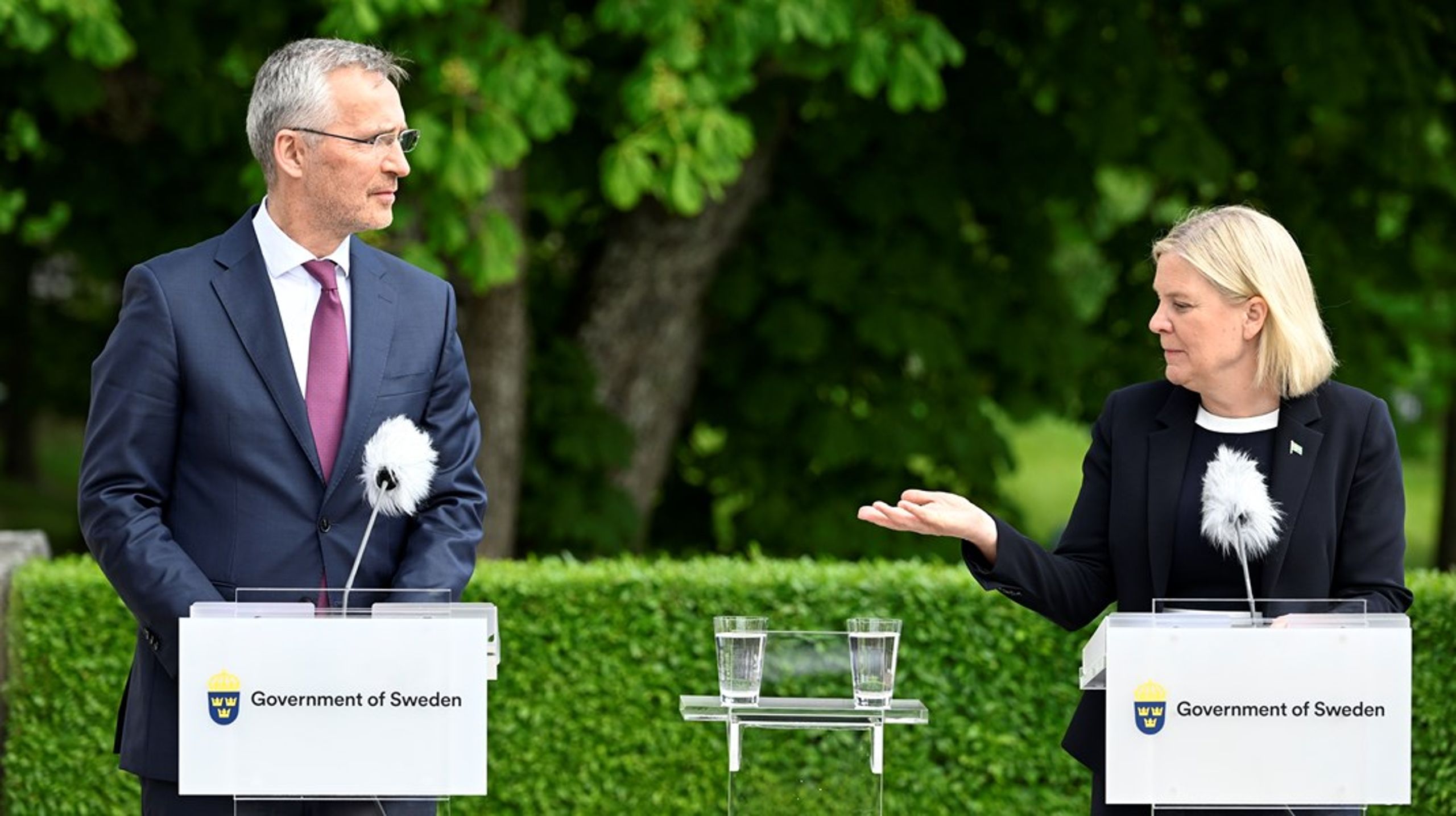 Den svenske statsminister og Natos generalsekretær ved et møde, hvor de&nbsp;formentligt havde&nbsp;nok at diskutere. For at Sverige har søgt om medlemskab er ikke&nbsp;kun et kæmpeskridt efter 200 år med neutralitet og allianceløshed, men også fuldstændig uventet,&nbsp;skriver Ann-Sophie Dahl.&nbsp;<br><br>