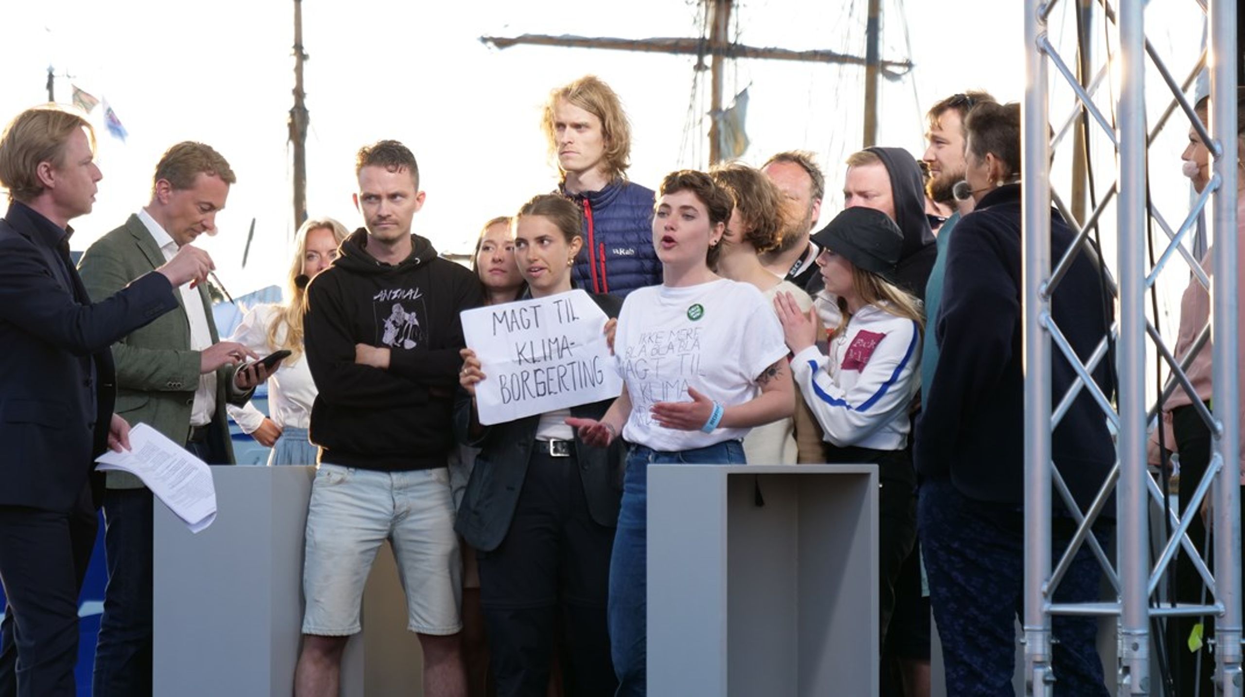 En gruppe unge aktivister afbrød torsdag aften live-optagelsen af DR2's Debatten.