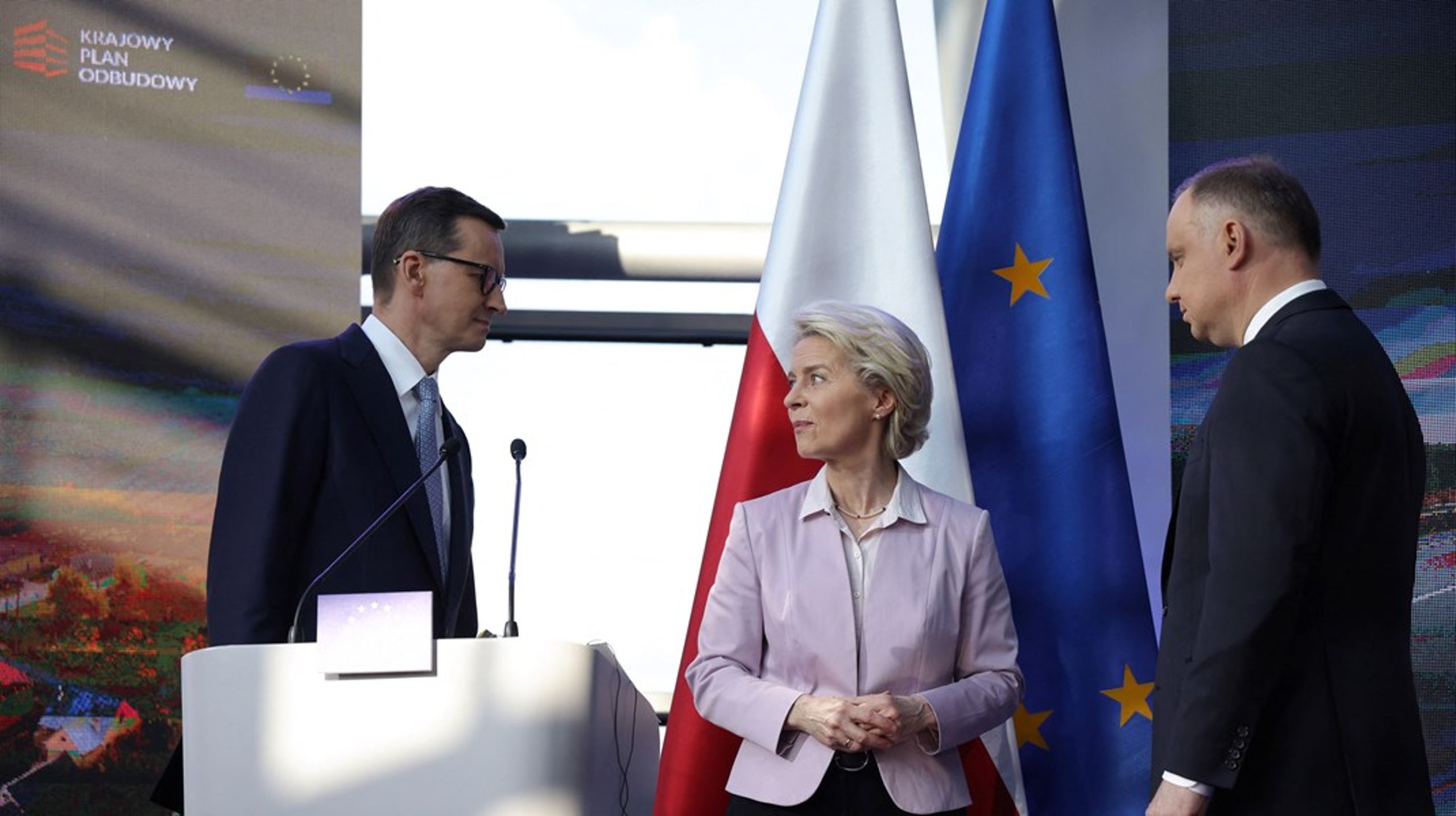 Kommissionsformand Ursula von der Leyen med den polske premierminister Mateusz Morawiecki (tv.) og præsident Andrzej Duda (th.) i Warszawa.