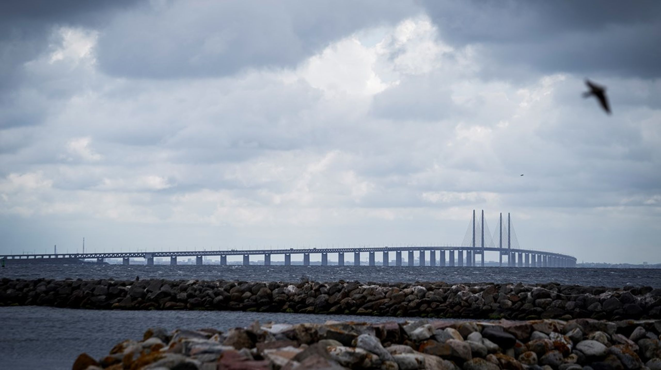 Så længe der kun eksisterer én fast forbindelse,
som knytter Sverige sammen med resten af Europa, er Sverige sårbare overfor
både simple driftsforstyrrelser men også direkte angreb på Øresundsbroen, skriver Thomas Becker.