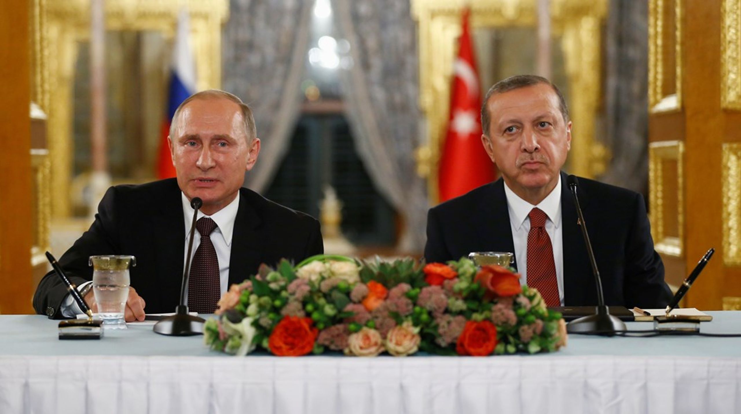 Et af de mange billeder, hvor de to statsledere sidder side om side. Her fra et pressemøde i 2016, hvor Erdogan og Putin mødtes i Istanbul, for blandt andet at diskutere krigen i Syrien.&nbsp;