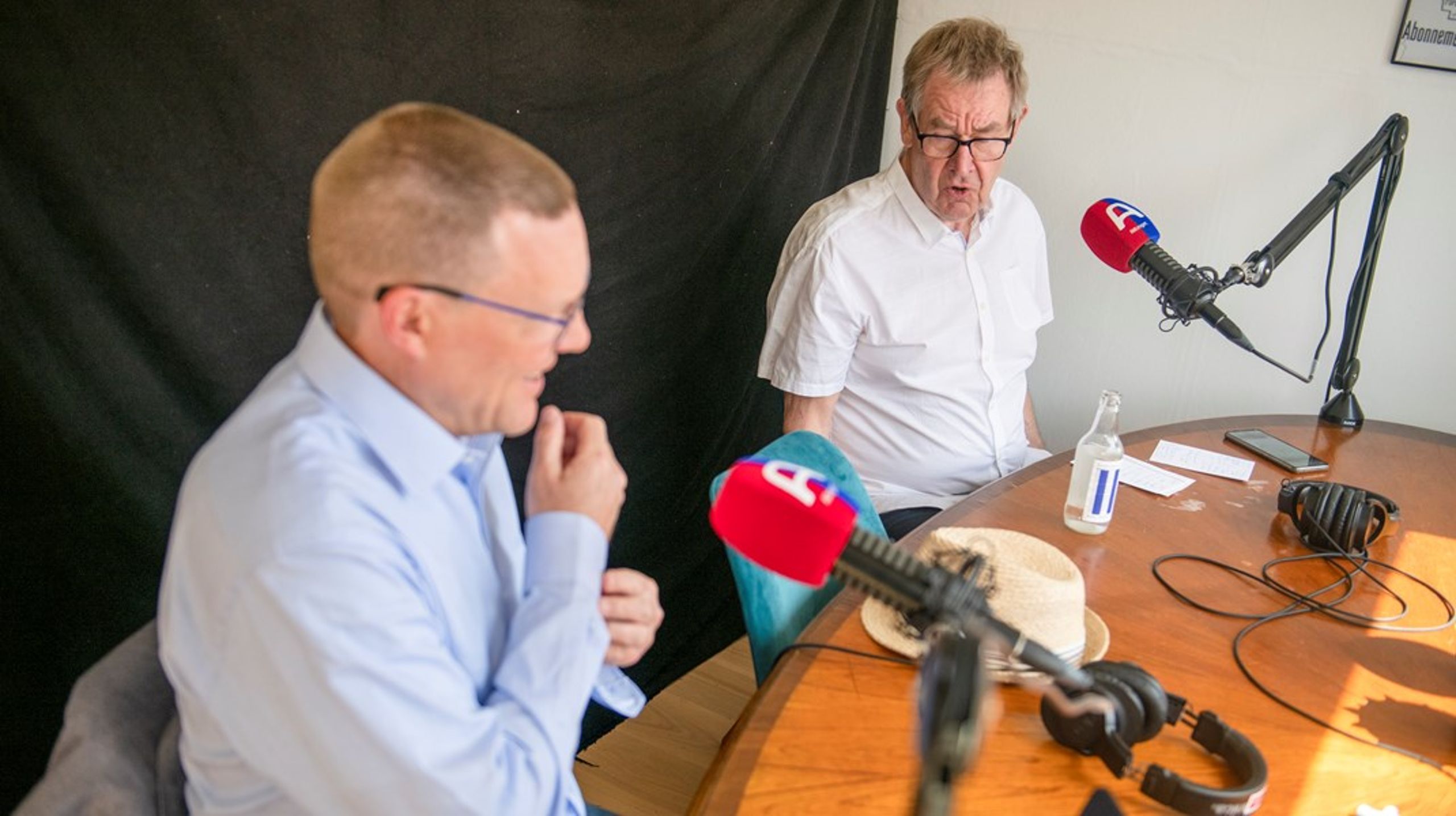 Tidligere statsminister, Poul Nyrup Rasmussen og Altingets chefredaktør, Jakob Nielsen i Altingets podcaststudie på årets Folkemøde på Bornholm.
