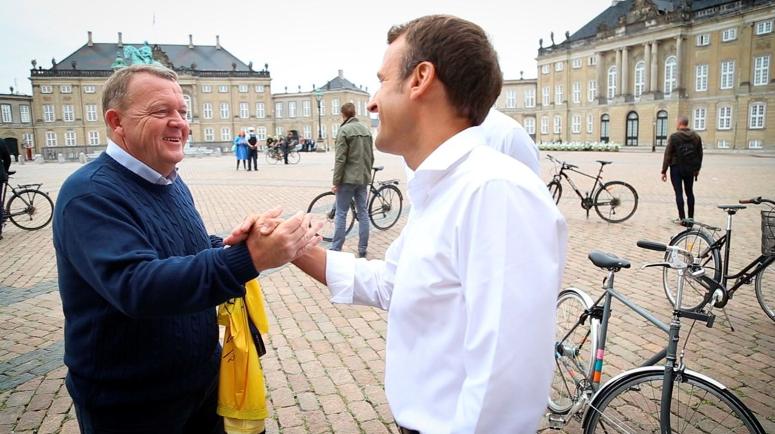Macron gav daværende statsminister Lars Løkke Rasmussen en gul førertrøje i forbindelse med et statsbesøg i København i 2018.