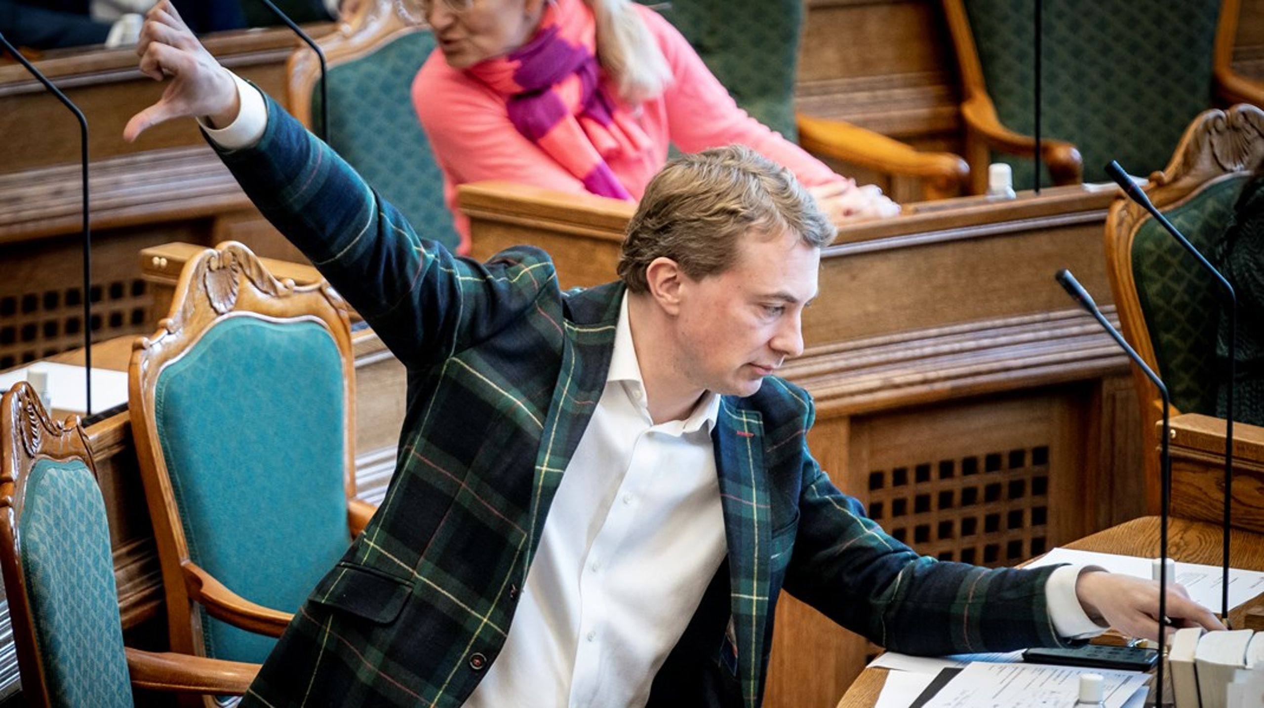 Krisen i Dansk Folkeparti er bare blevet ved og ved og ved efter det historisk dårlige valgresultat i 2019, skriver Benny Damsgaard, der bedømmer partiernes kampform&nbsp;inden næste valg.