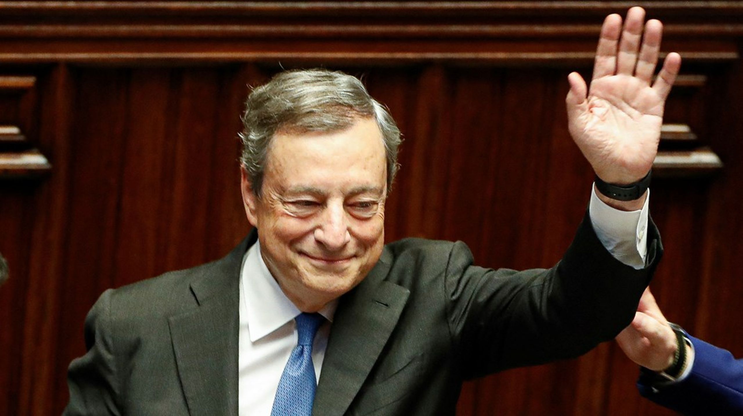 Mario Draghi trækker sig som premierminister efter halvandet år på posten.