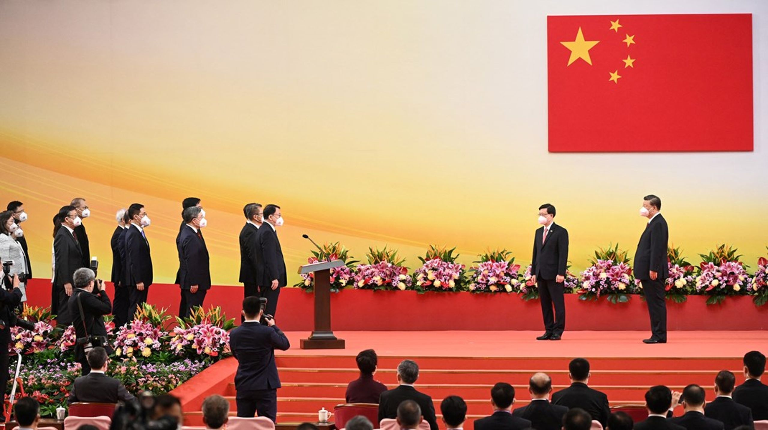 Xi Jinping (til højre)&nbsp;trækker i stedet Kina i en meget mere autoritær retning, skriver Jonas Parello-Plesner.
