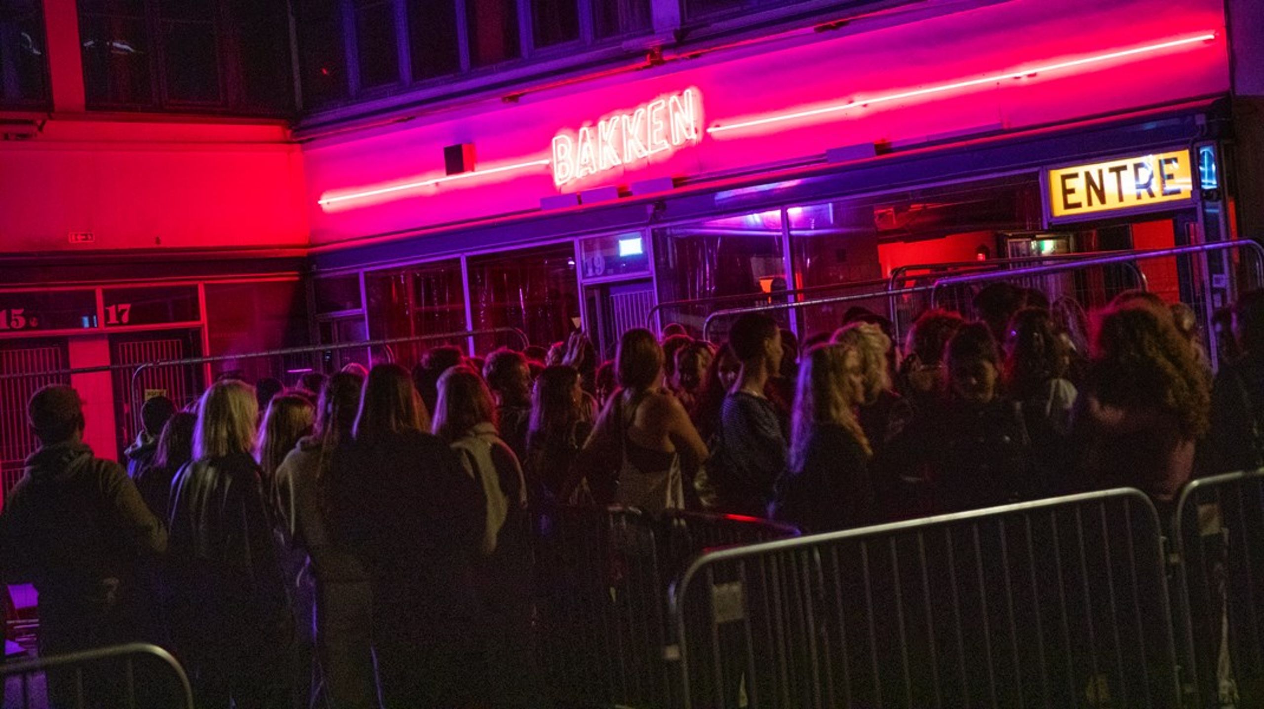 Gæster venter på at blive lukket ind på natklub i Kødbyen i København.