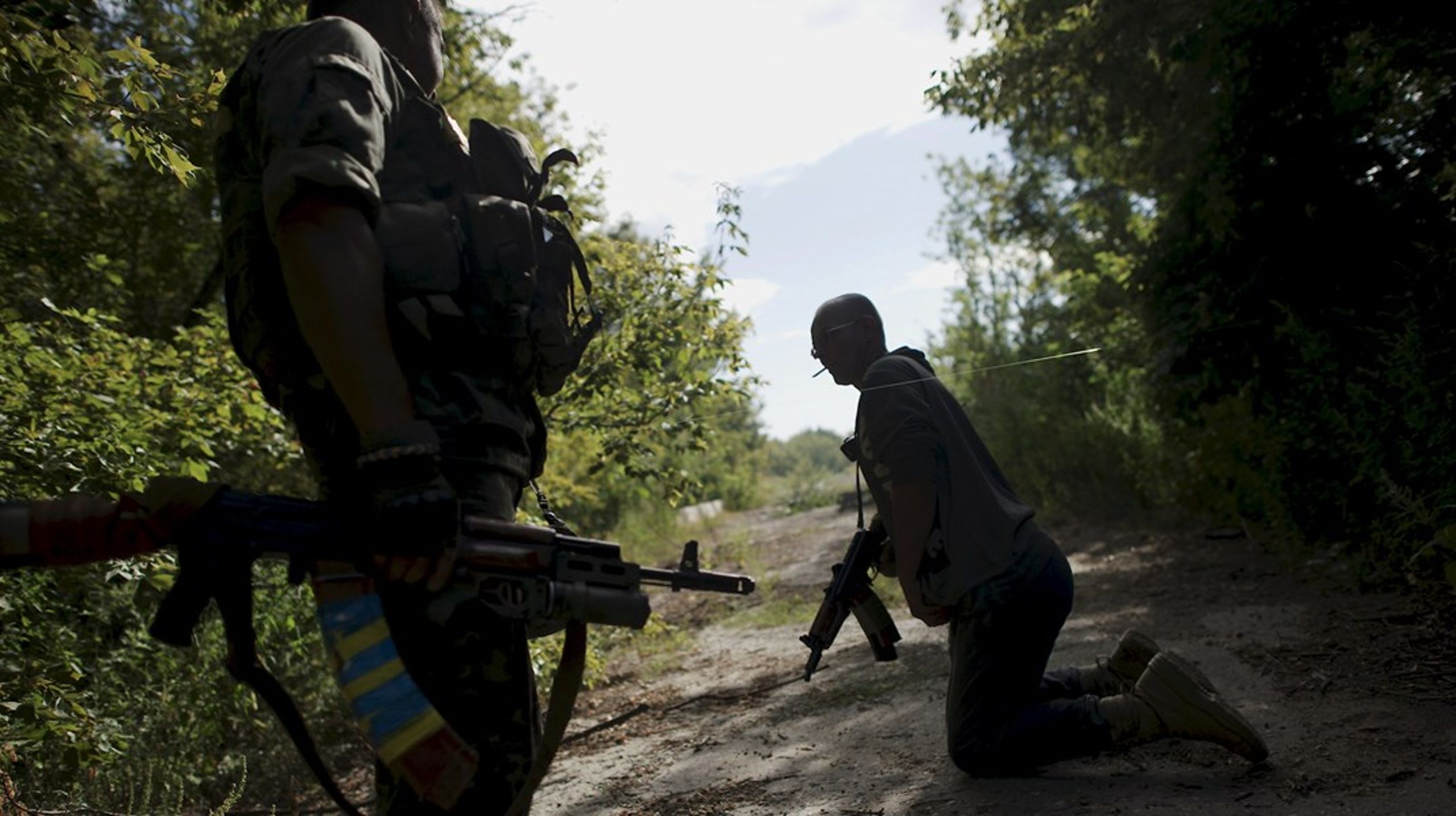 Ukrainske soldater undgår at udløse en luremine - en såkaldt 'booby trap'. Det er et eksempel på en mine, som Folkekirkens Nødhjælp vil hjælpe med at rydde.