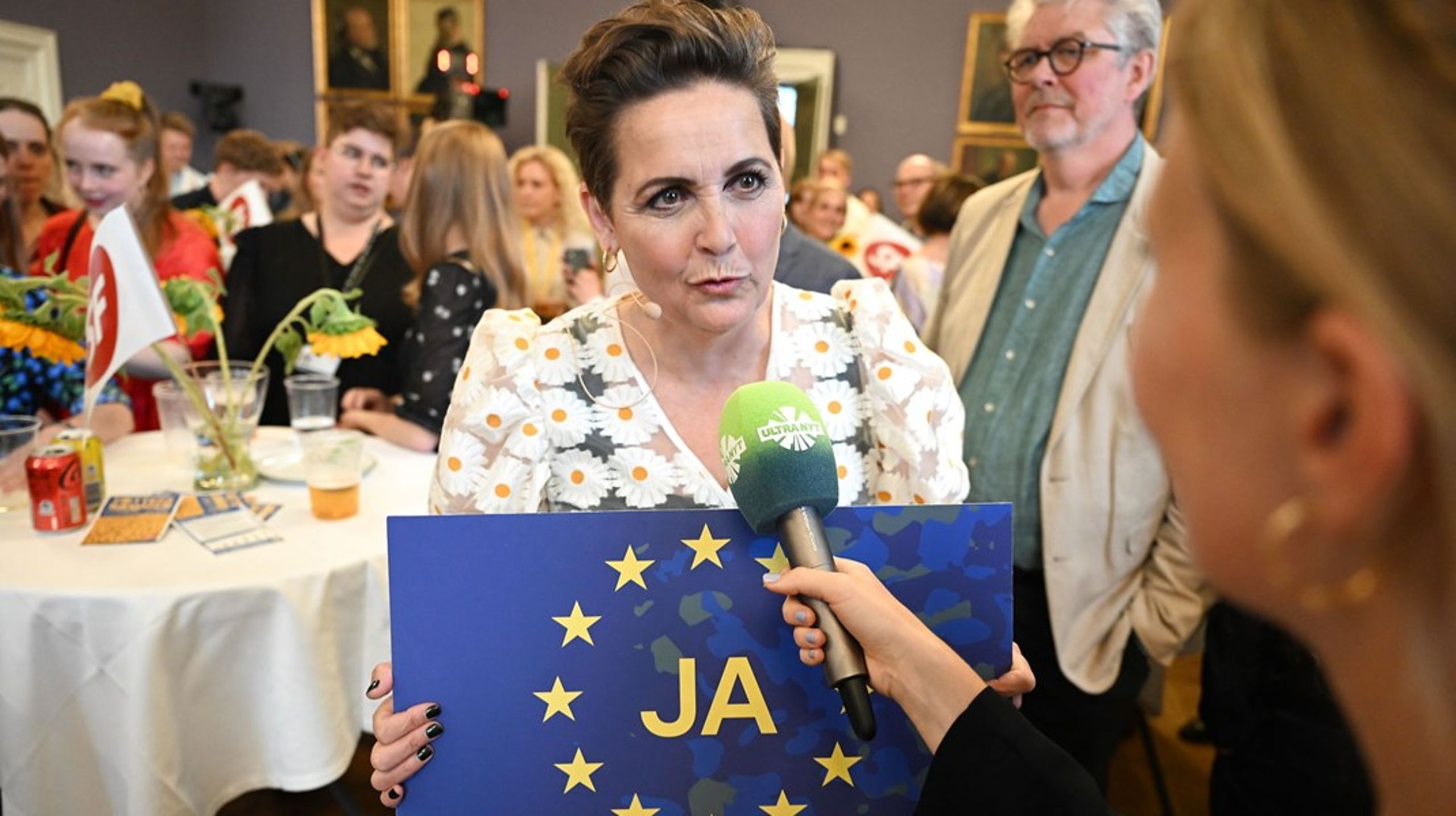 SF's leder, Pia Olsen Dyhr, på Christiansborg, da danskerne i juni stemte om forsvarsforbeholdet. Det skal dog ikke kun være ved den slags specielle lejligheder, at EU-politikken kommer i højsædet i Folketinget, lyder det fra udvalg nedsat til at granske Borgens EU-indflydelse.