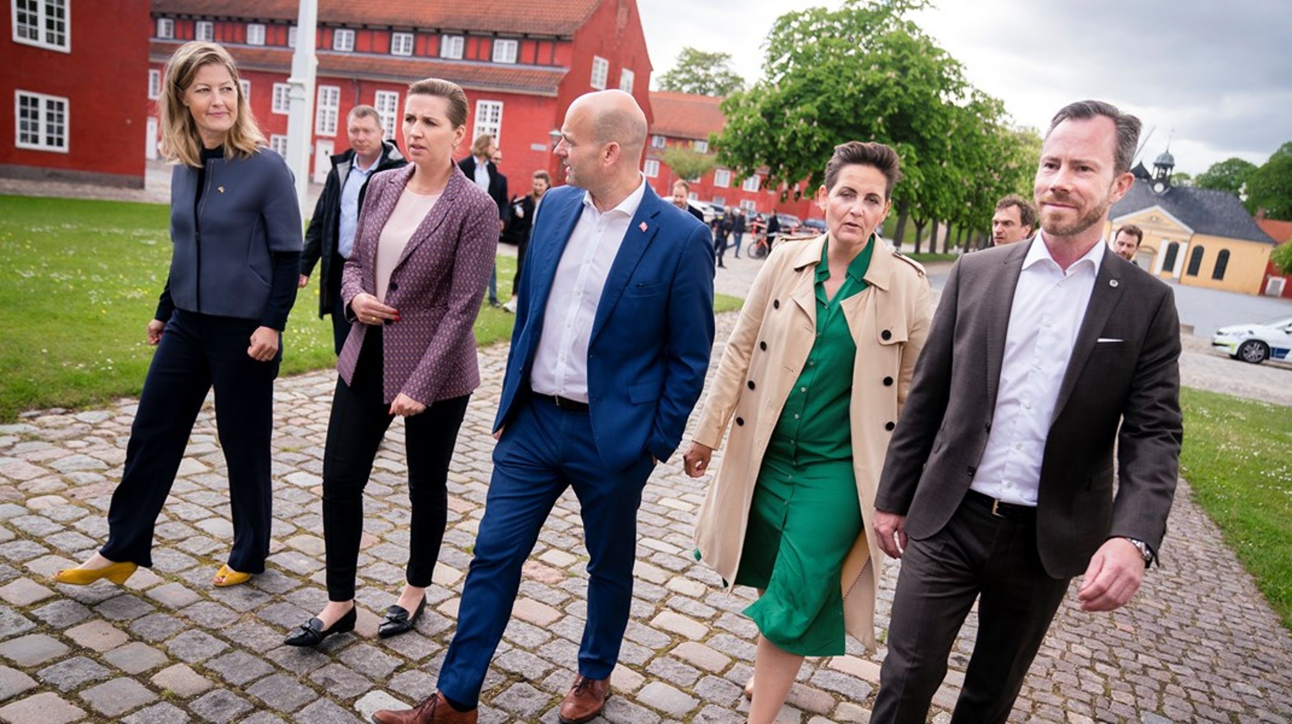 Her ses partilederne bag det nationale kompromis, der forpligter Danmark til at bruge to procent af BNP på forsvaret. Selv samme politikere skal snart foretage en række afgørende politiske valg for, hvordan dansk forsvar skal opbygges, skriver Hans Peter Michaelsen.