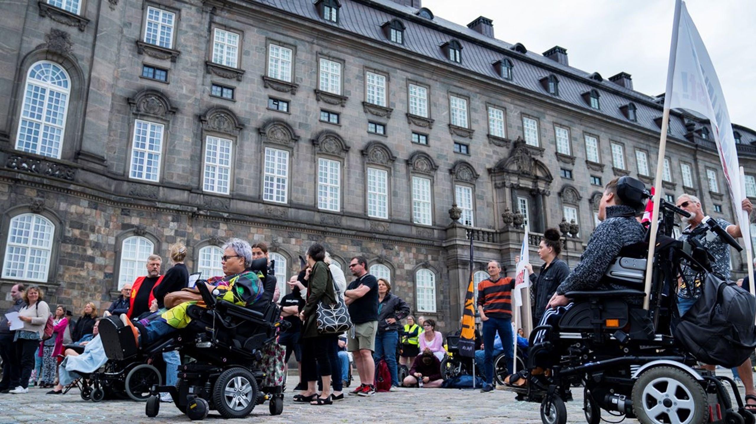 Demonstranter mødte 24. juni 2021 op på Christiansborg Slotsplads for at vise deres utilfredshed med regeringens og KL's økonomiaftale for 2022.