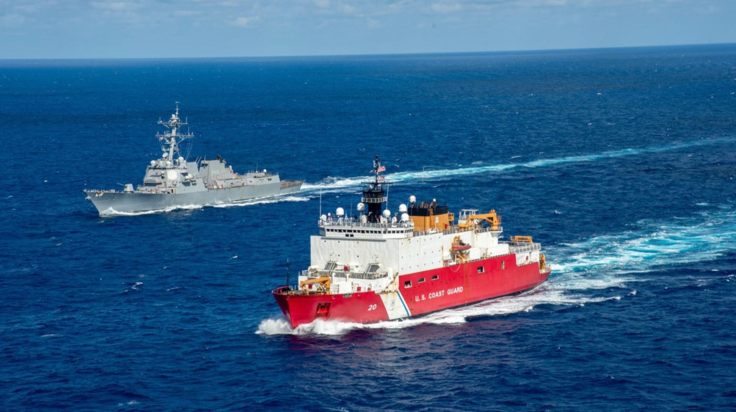 U.S. Coast Guards isbryder USCGC Healy og Arleigh Burke-klasse destroyeren USS Jason Dunham i Atlanterhavet.&nbsp;