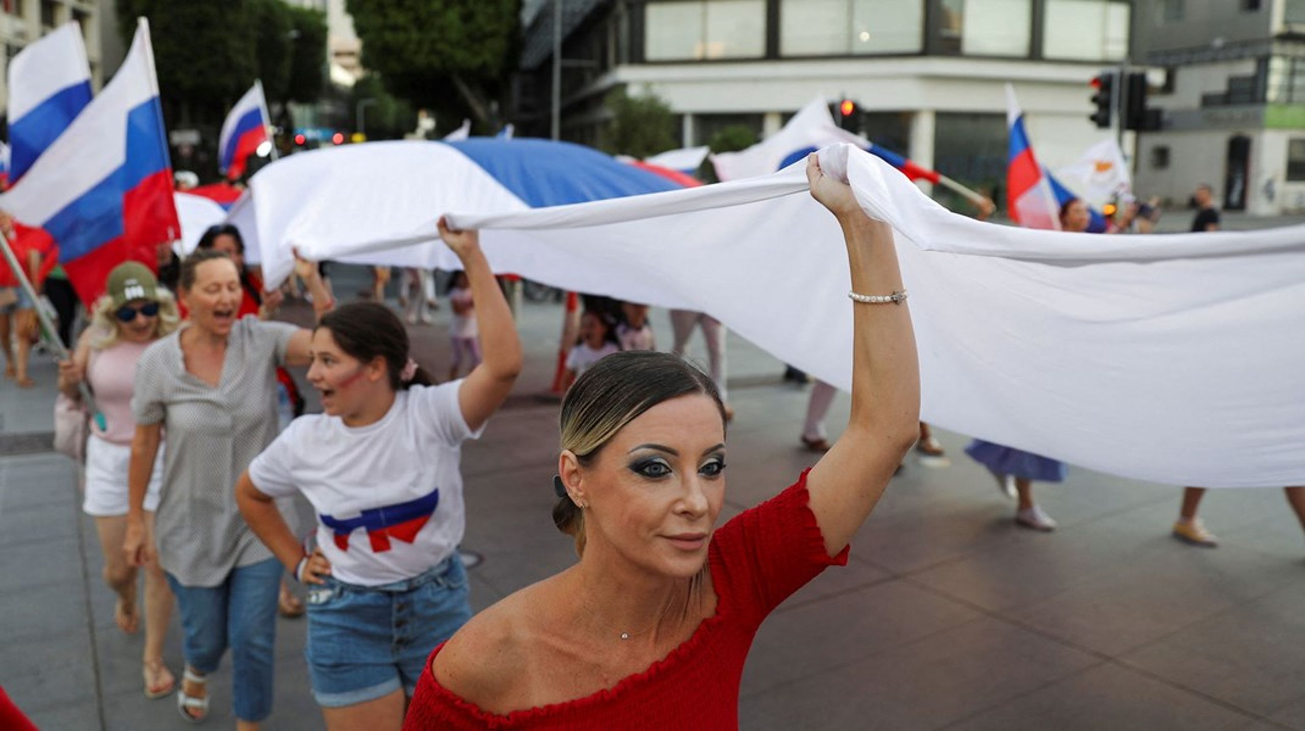 Russere på Cypern&nbsp;fejrede i juni deres flagdag. Der bor omkring 50.000 russere på øen. Cypern er ét af de lande, som ikke støtter et europæisk forbud mod at give russere turistvisum.