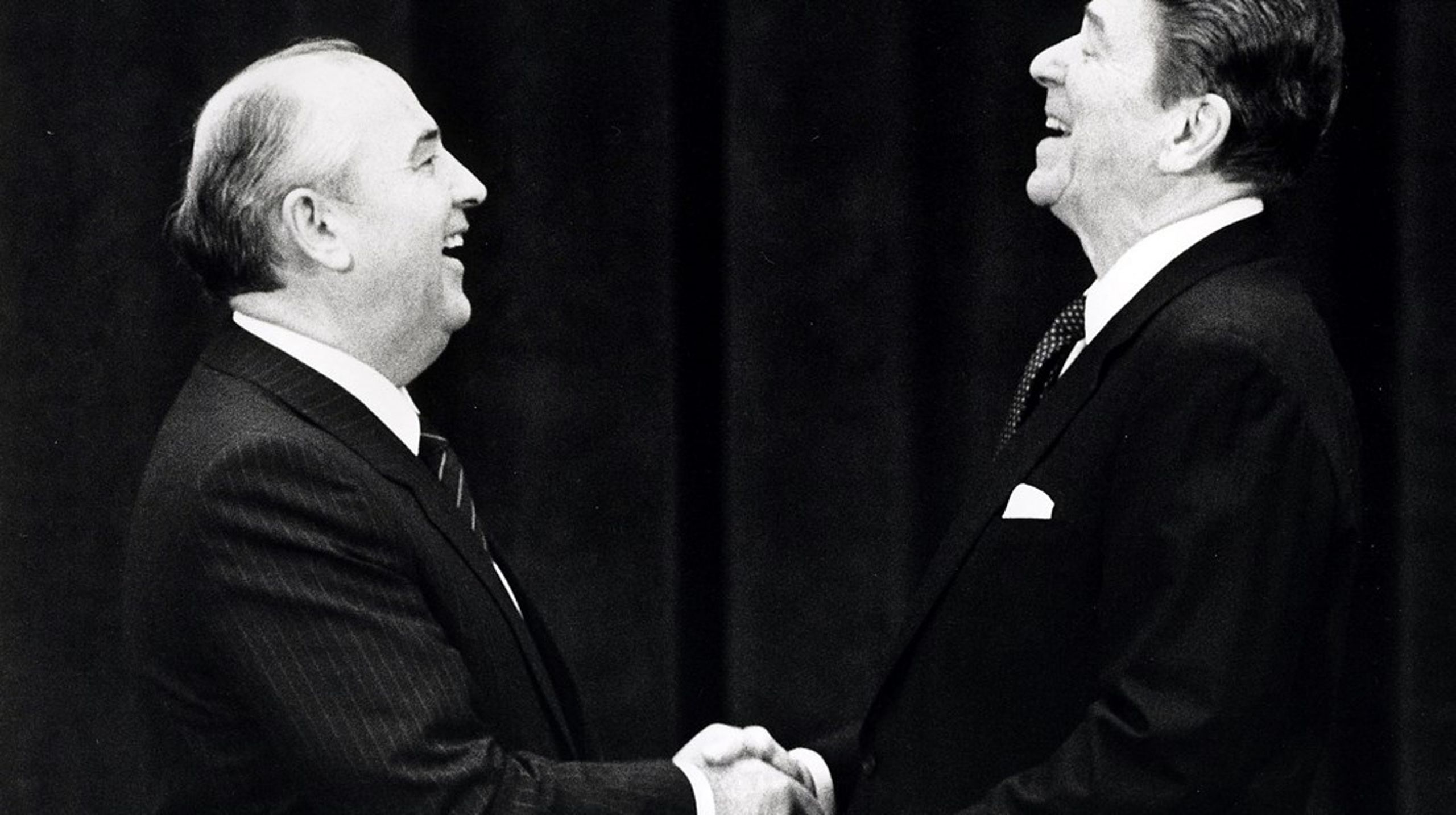 Mikhail Gorbatjov (tv) sammen&nbsp;med den daværende amerikanske præsident, Ronald Reagan. Billedet er fra 1985, da de to underskrev en nedrustningsaftale i Geneve, kort efter Gorbatjovs tiltræden som sovjetisk leder.&nbsp;