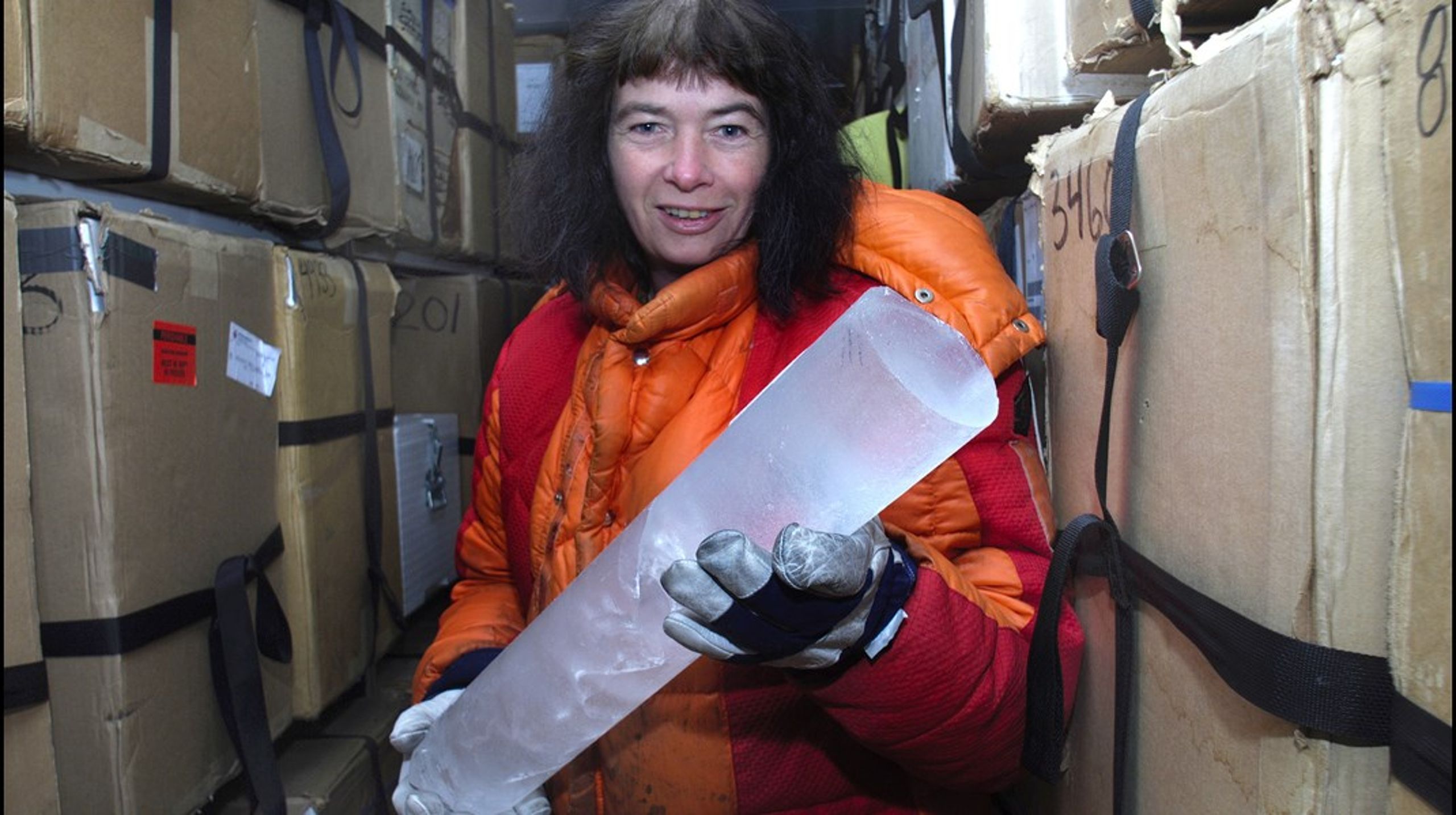 Professor i fysisk Dorthe Dahl-Jensen med en iskerne fra
boringer i indlandsisen i Grønland. Nu modtager hun en af Carlsbergfondets forskerpriser. (Arkivfoto fra 2006)