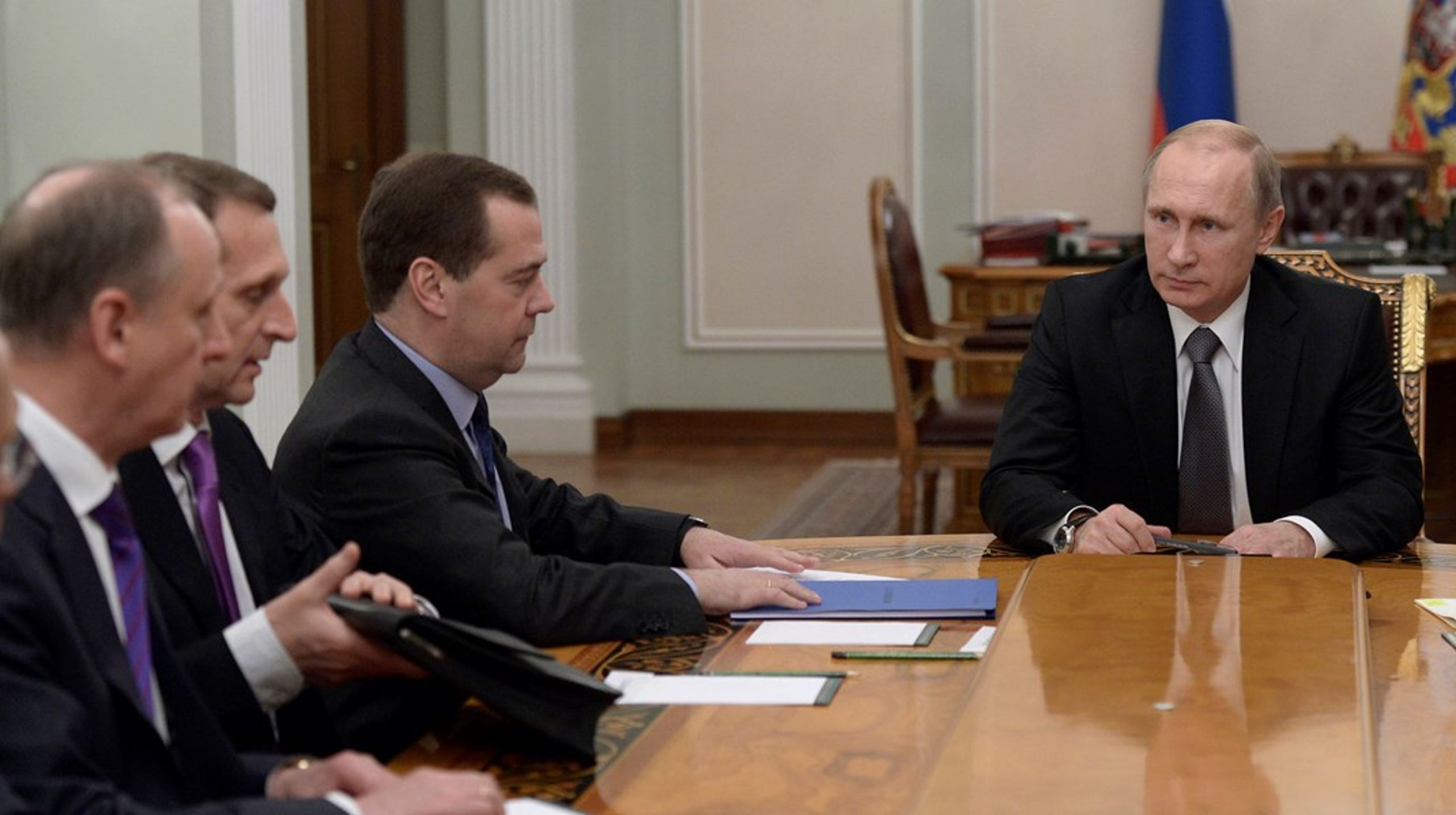 Vladimir Putin med tre af sine tætte regeringsstøtter,&nbsp;Nikolaj Patrusjev,&nbsp;Sergej Narisjkhin&nbsp;og Dmitrij Medvedev.