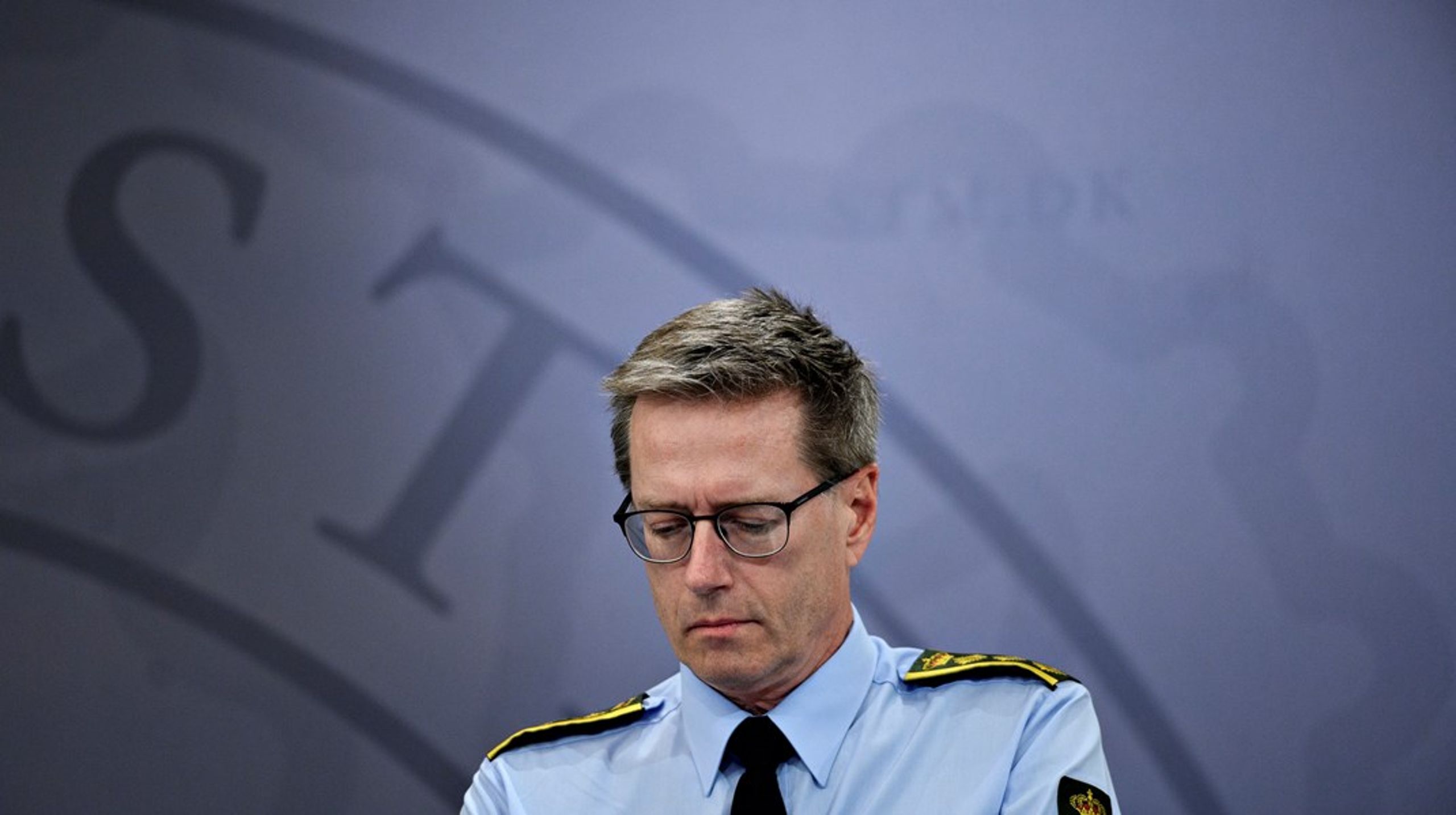 Rigspolitichef Thorkild Fogde blev hjemsendt i august efter minkkommisionens rapport. To af hans medarbejdere er sluppet med en disciplinær advarsel.<br><br>