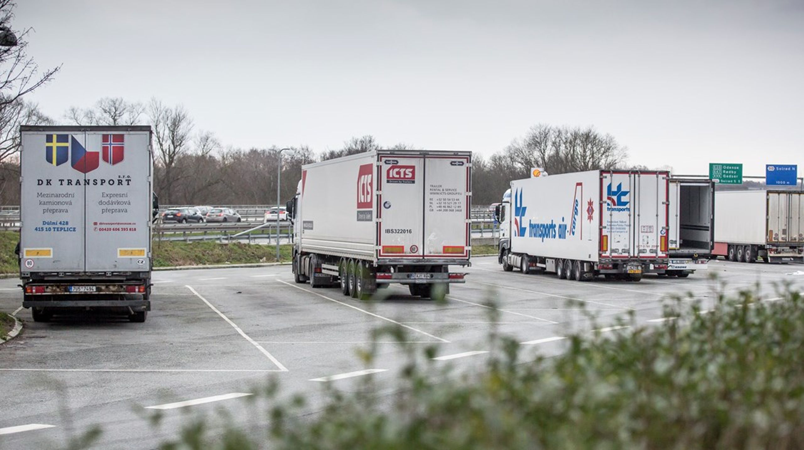 Lastbilernes kapacitetsudnyttelse skal&nbsp;øges ved blandt andet at indføre krav om dokumentation for CO2-udledning ved al professionel godstransport, skriver Iver Winther og Michael Junge.