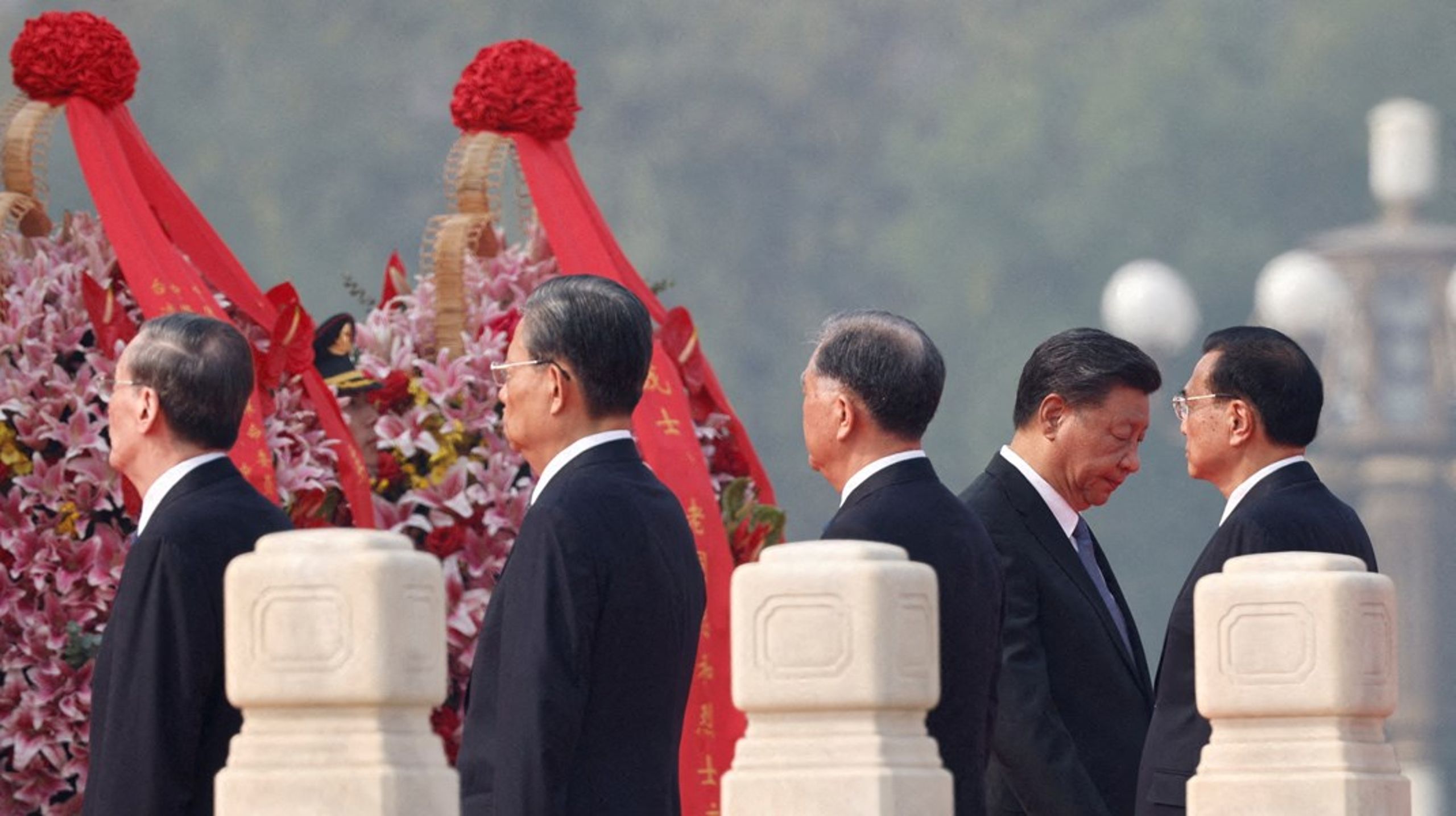 Karner giver en dyb indsigt i Xi Jinpings formative år. Men årene fra ministersekretærstillingen til den absolutte top i kommunistpartiet går for hurtigt, skriver Friis Arne Petersen.&nbsp;