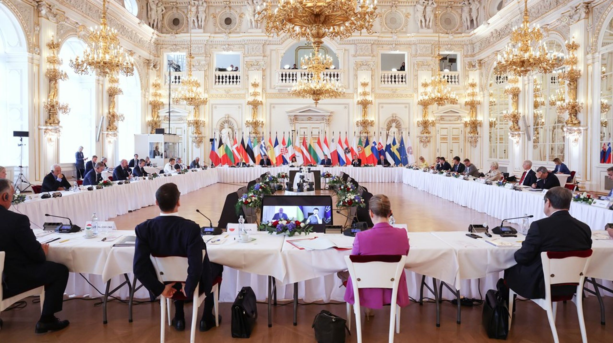 Rådets generalsekretær er den eneste embedsmand i lokalet, når de 27 stats- og regeringschefer holder topmøder, sådan som her i Prag fredag.