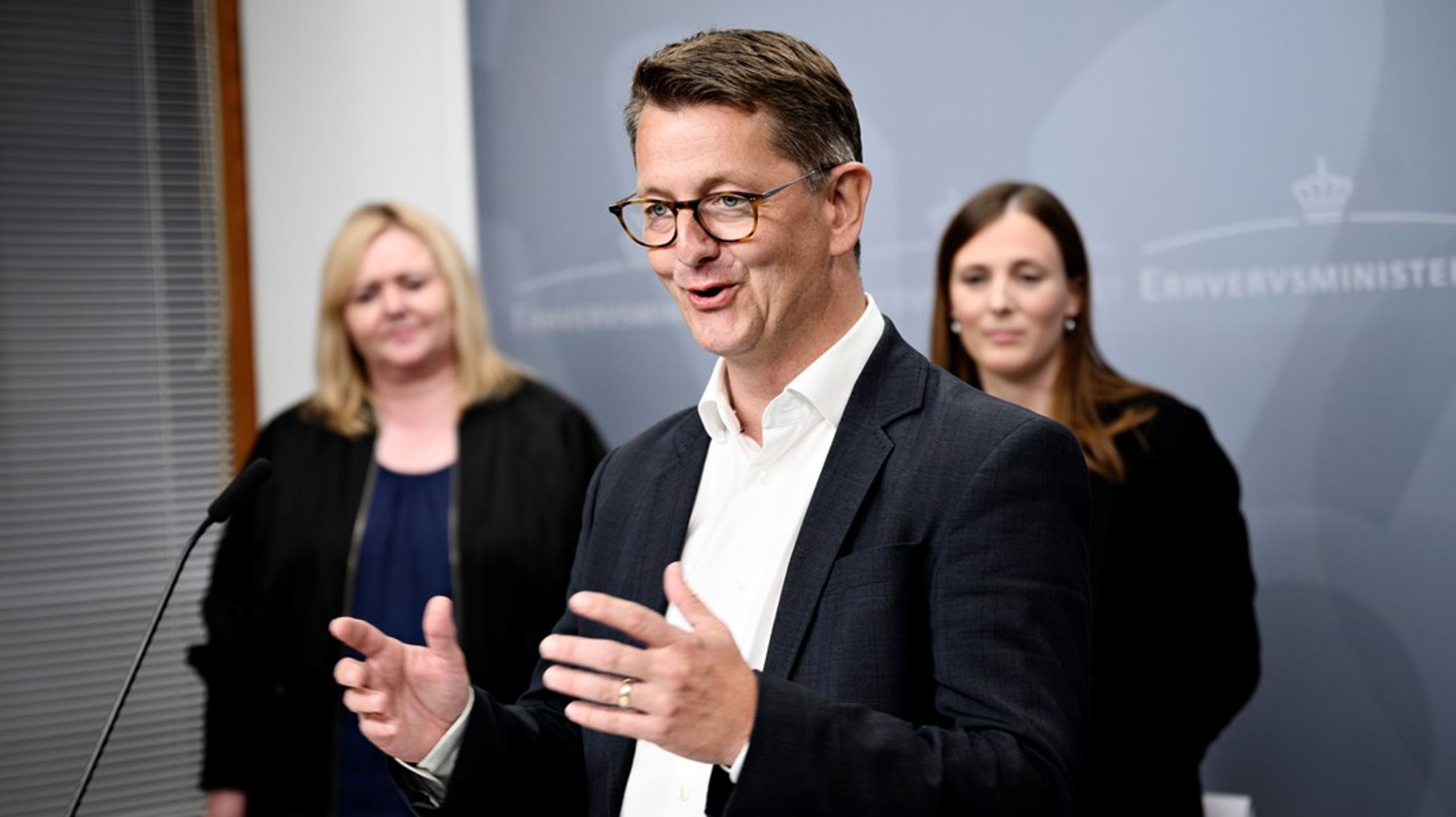 Torsten Schack Pedersen (V) og Mona Juul (K) i baggrunden under et pressemøde tilbage i 2020.