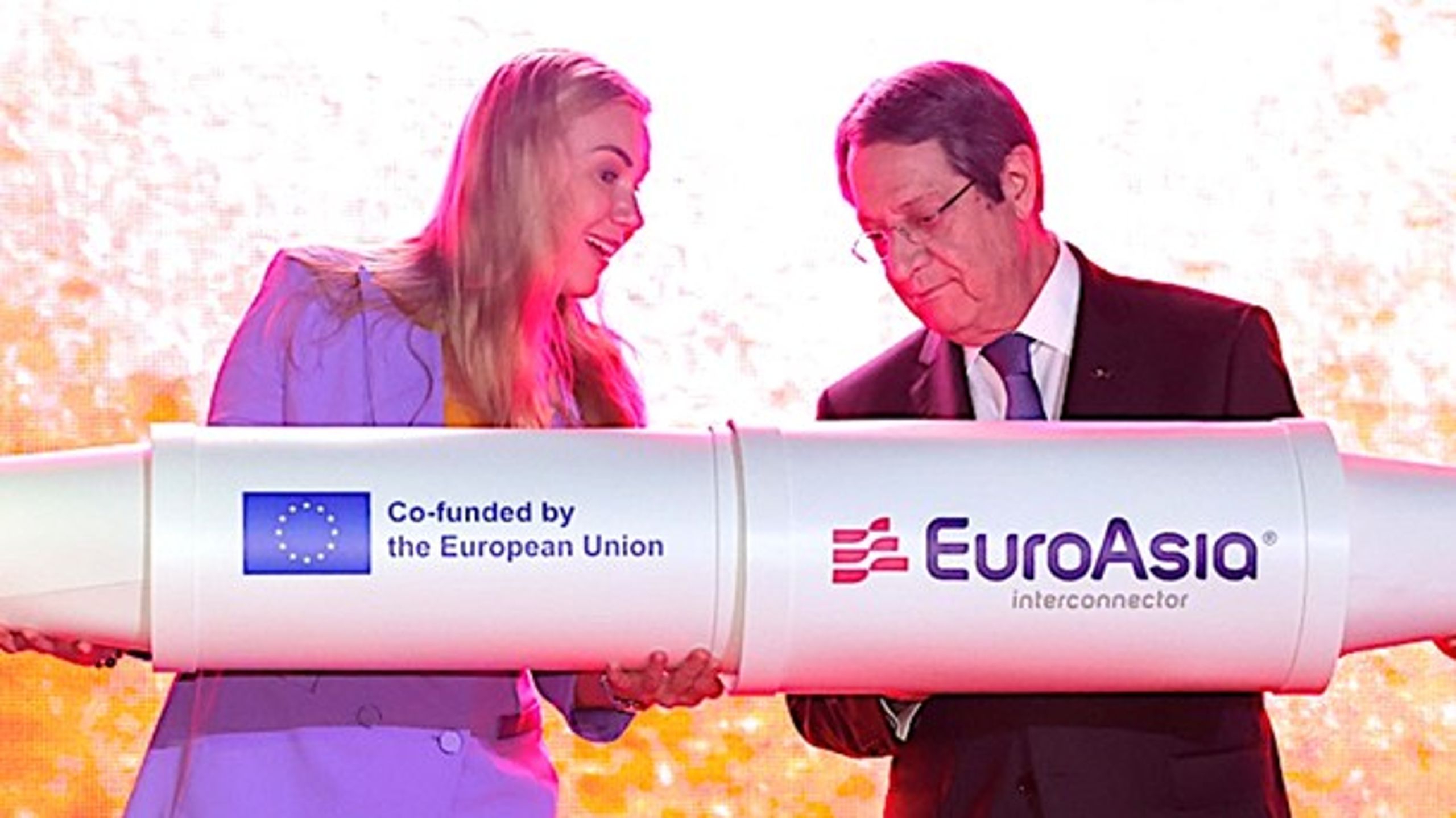 EUs energikommissær Kadri Simson og Cyperns præsident Nicos Anastasiades lancerer byggeriet af et undersøisk elkabel, der skal forbinde Israel og Cypern med Grækenland fra udgangen af 2027.