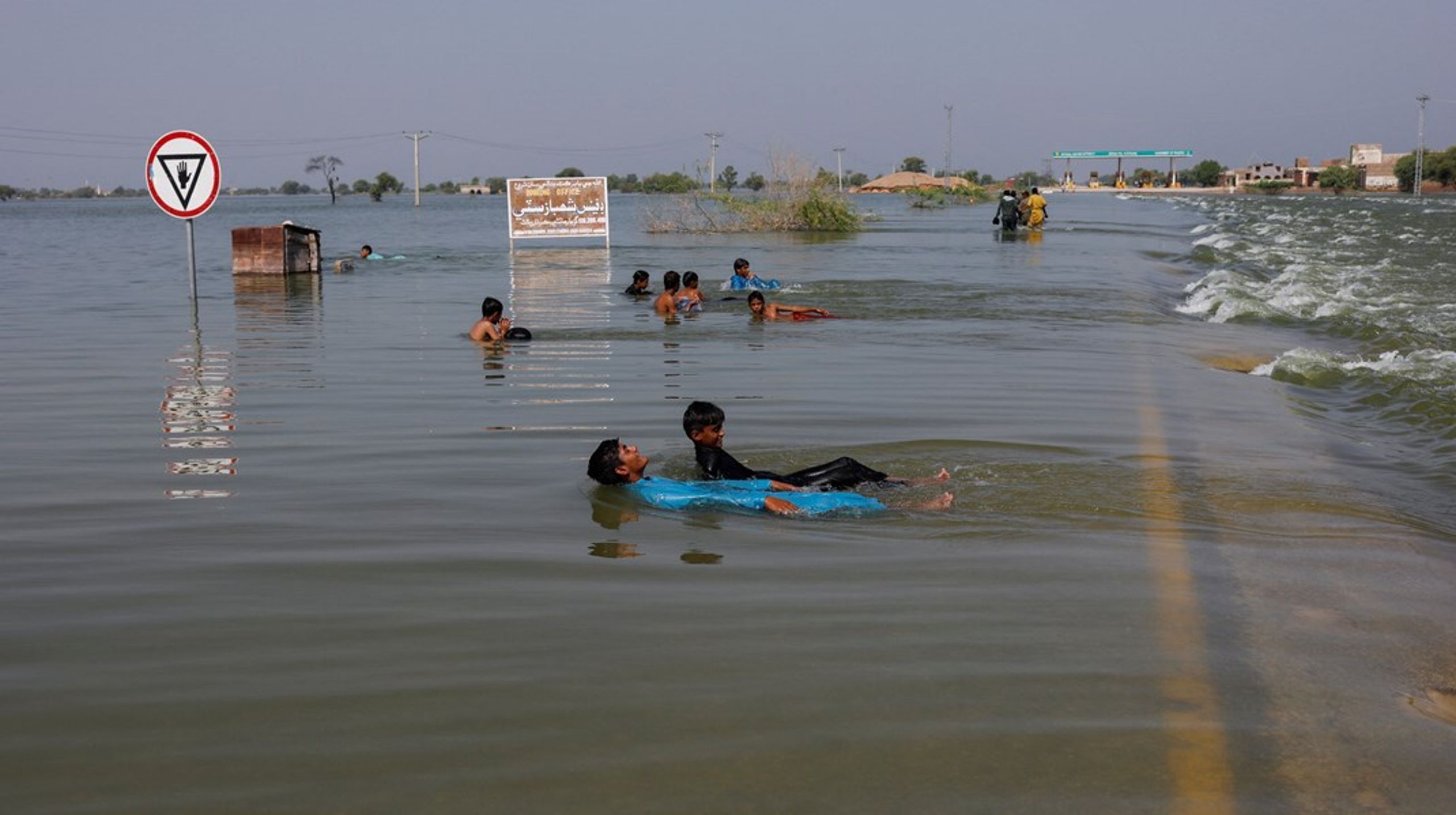 Pakistan er et af de lande, der har oplevet kæmpe problemer grundet massive oversvømmelser, skriver Rasmus Nordqvist og Mads Helleberg Dorff.