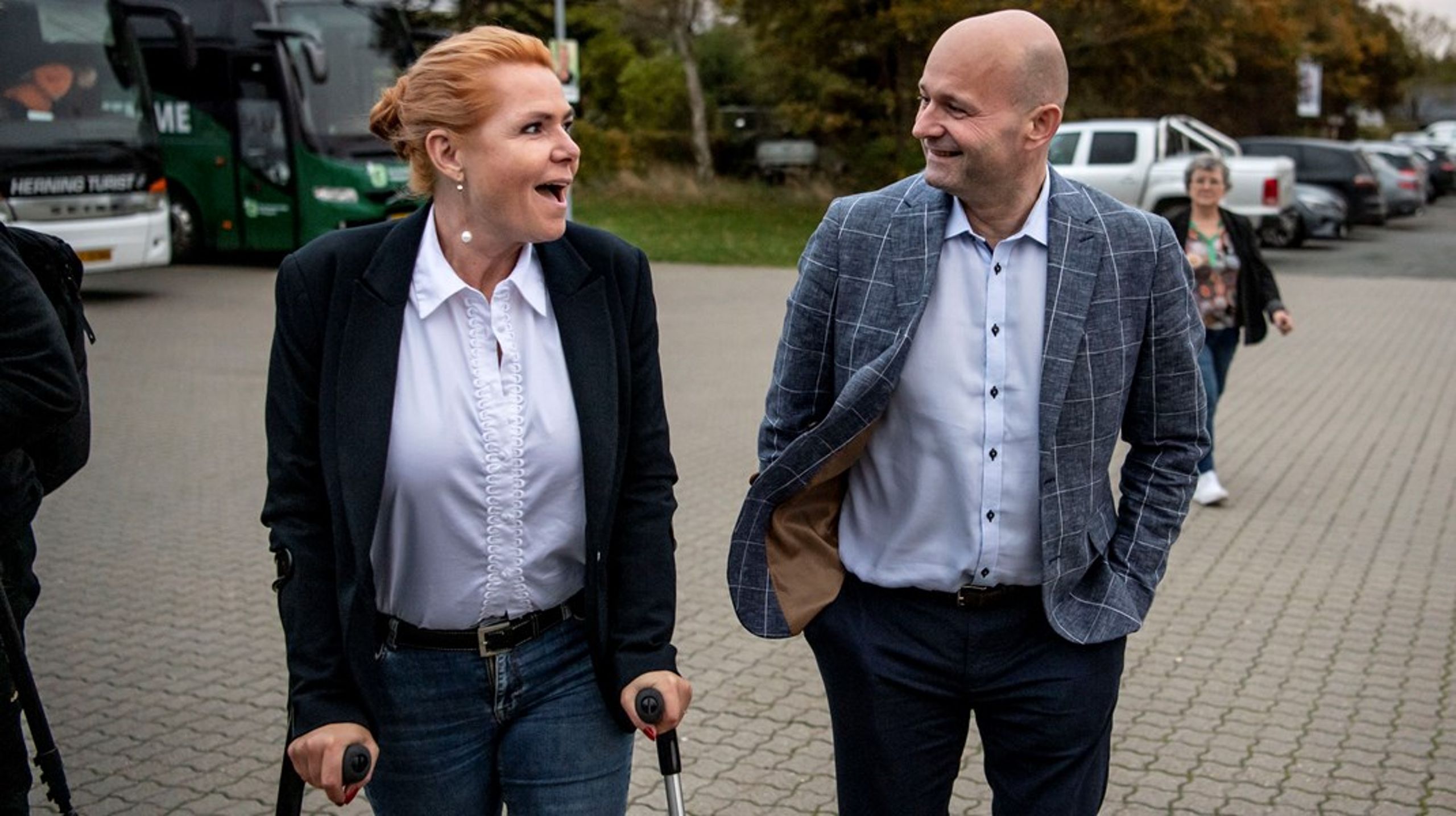 Søren Pape Poulsen og Inger Støjberg er både politiske modstandere og private venner. Tirsdag aften holdt de et fælles vælgermøde i byen Skave uden for Holstebro.