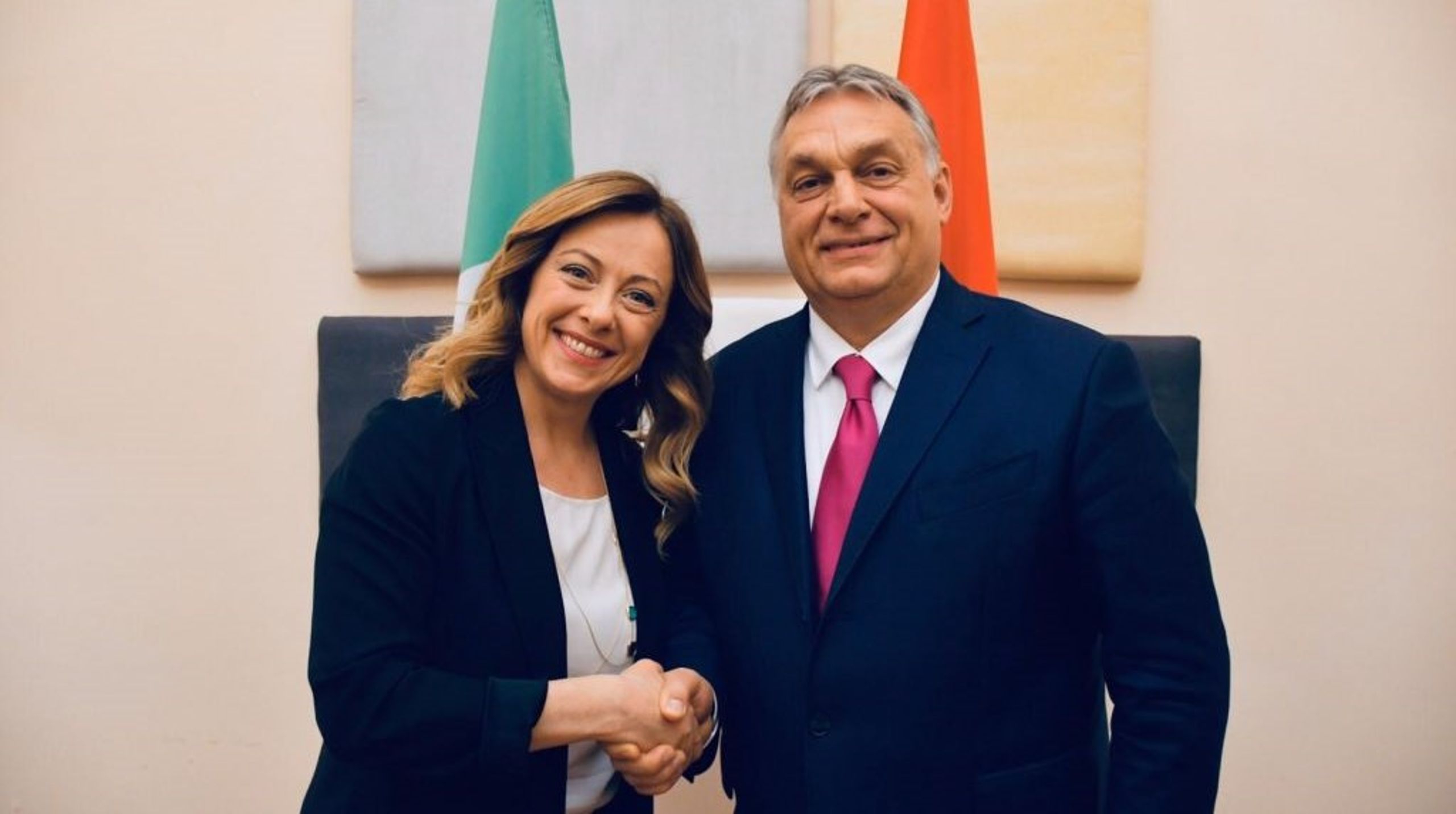Italienske Giorgia Meloni og ungarnske Viktor Orban har længe haft et godt samarbejde, som her i 2020. Deres politiske popularitet er noget, som de amerikanske konservative hylder.&nbsp;