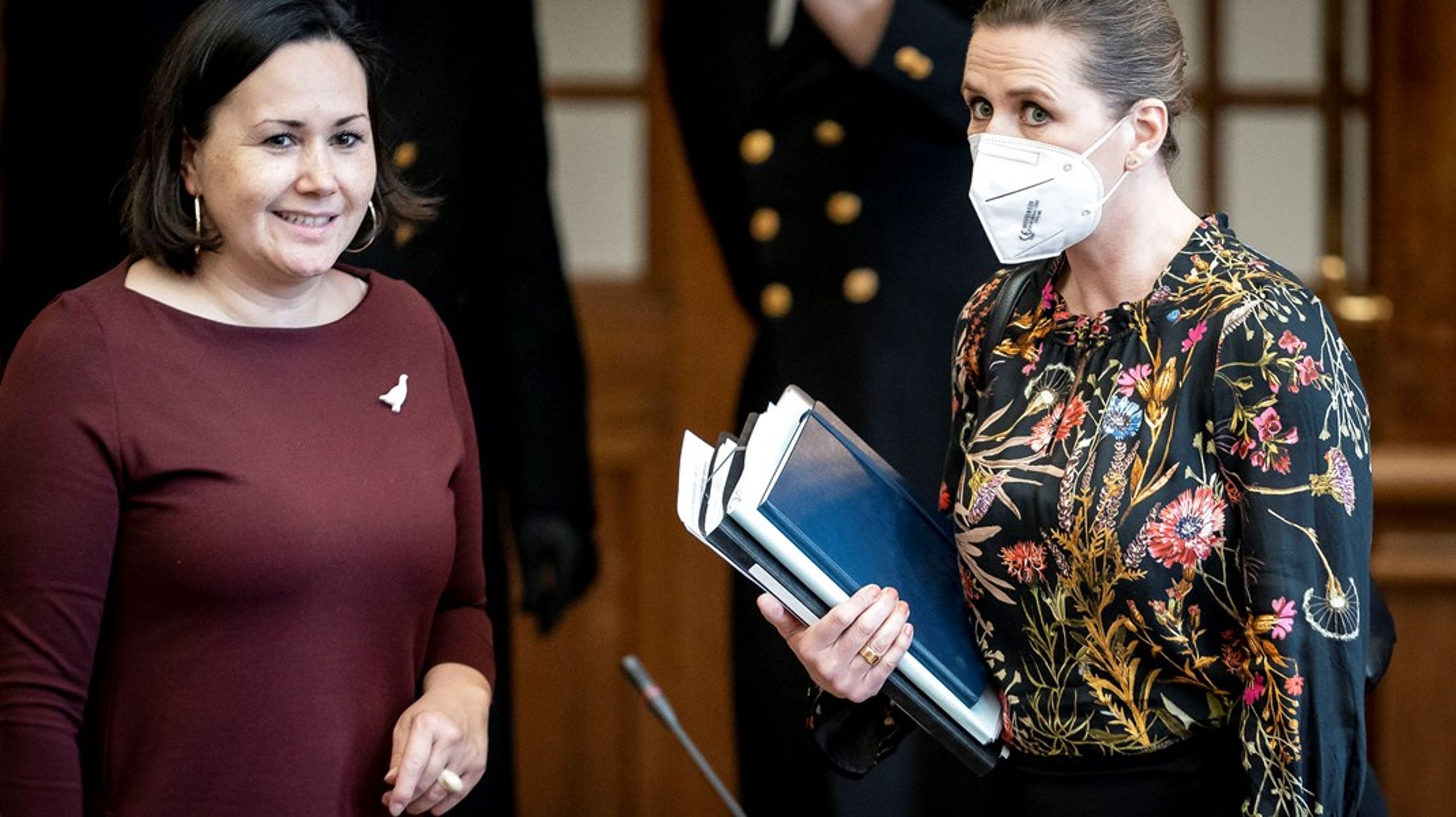 IA's Aaja Chemnitz Larsen (t.v.) og statsminister Mette Frederiksen (t.h.) i folketingssalen i april 2021.