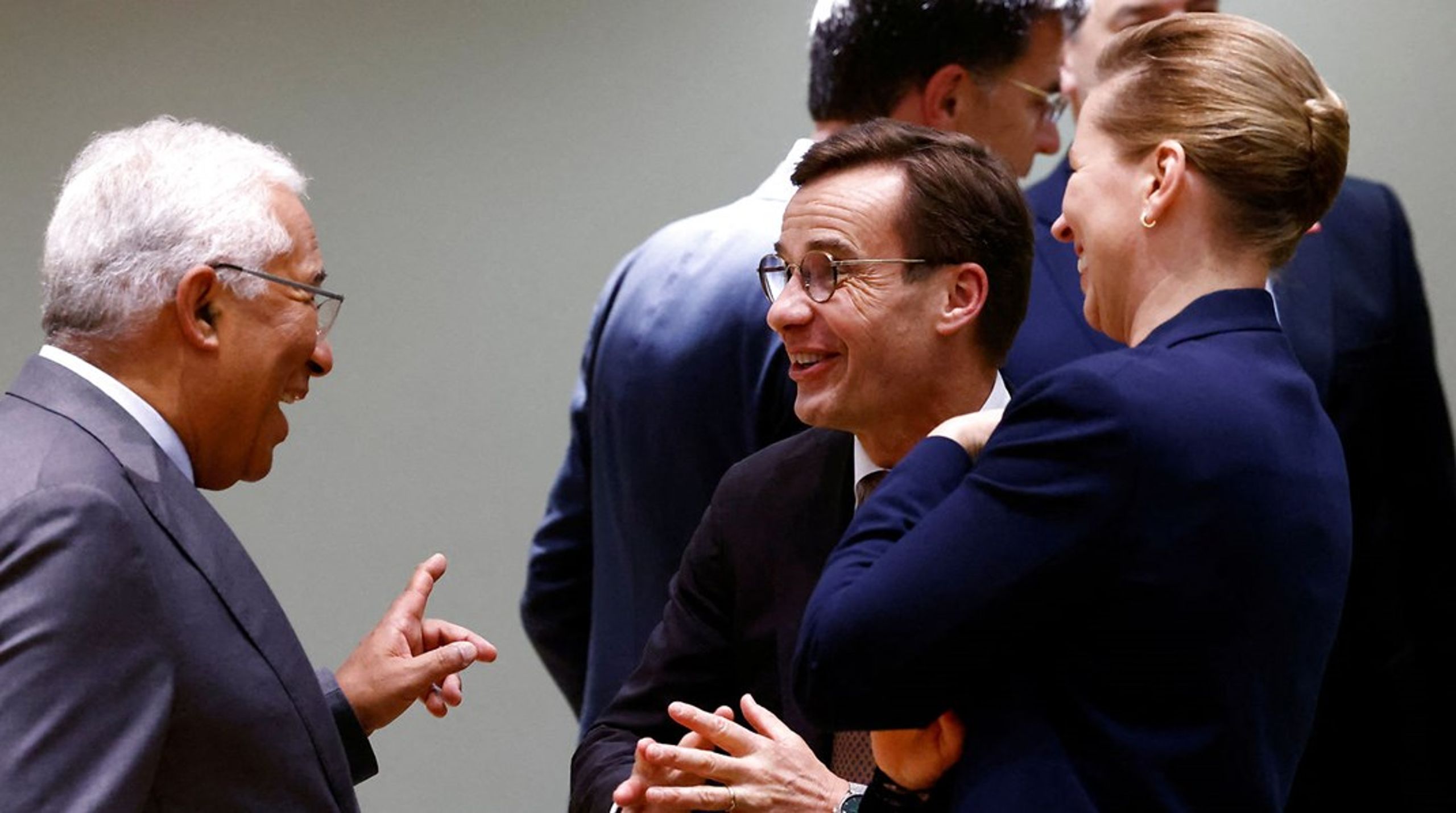 Sveriges nye statsminister, Ulf Kristersson (i midten) fik sin debut til et EU-topmøde i sidste uge, hvor han blandt andet fik en snak med kollegerne Mette Frederiksen fra Danmark og Antonio Costa fra Portugal.