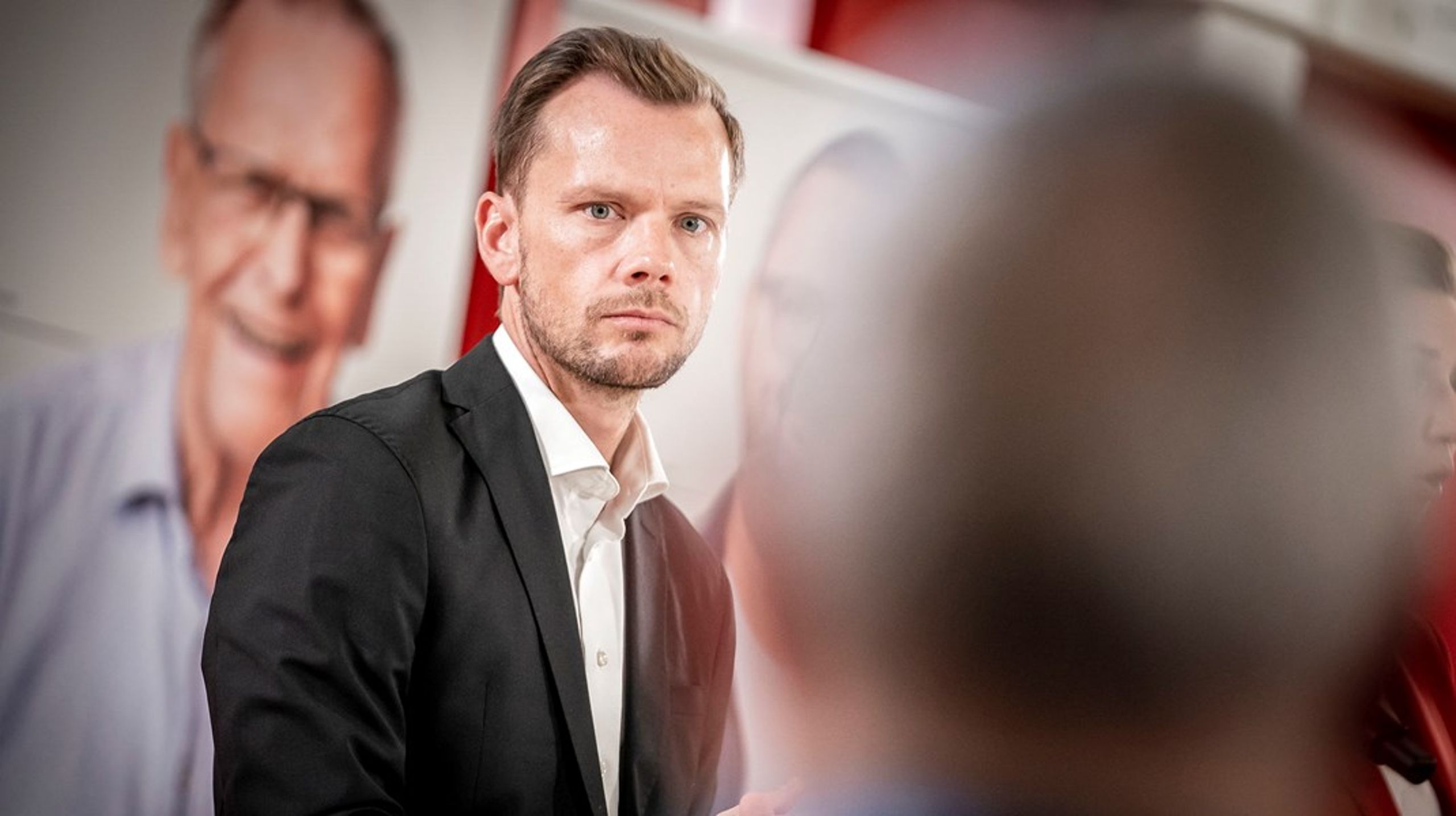 Beskæftigelsesminister Peter Hummelgaard (S) var onsdag med til at præsentere Socialdemokratiets bud på bedre arbejdsvilkår for offentligt ansatte. Det skete ved et pressemøde på Plejecenter Sølund i København.