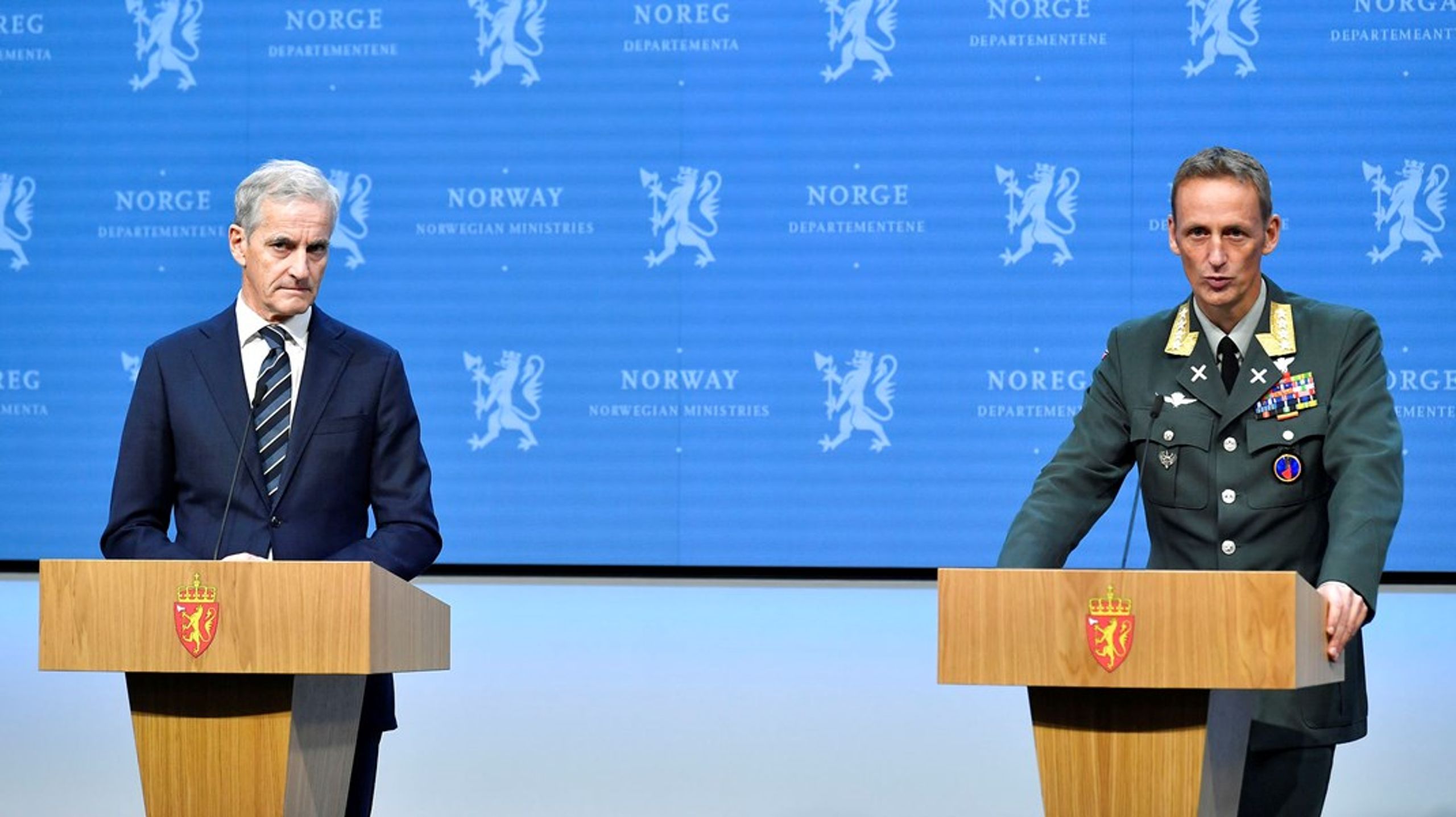 Norges statsminister Jonas Gahr Støre (t.v.) og Norges forsvarschef Eirik Kristoffersen (t.h.) ved pressemødet mandag.