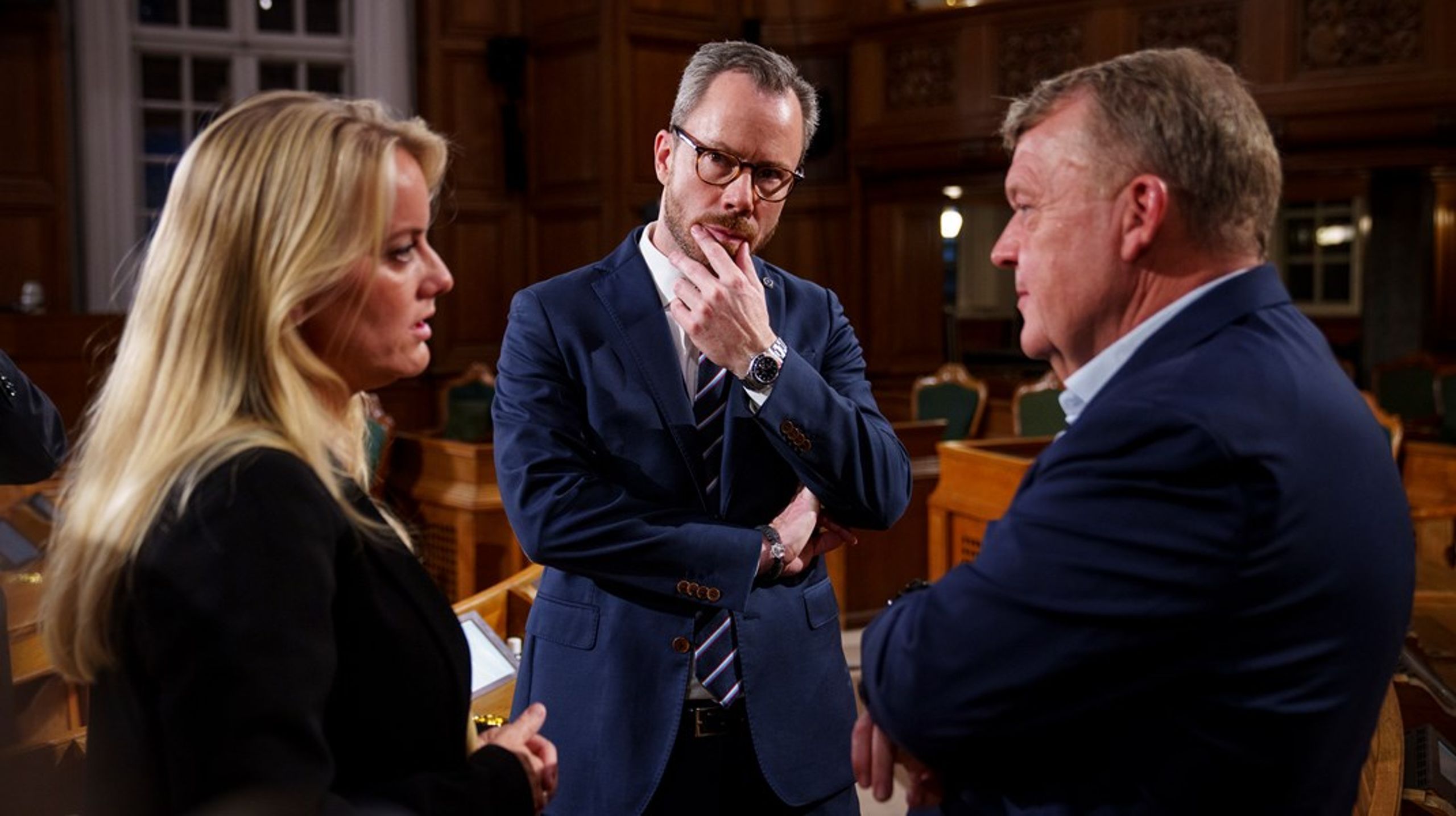 Jakob Ellemann-Jensen (V), Pernille Vermund (NB) og Lars Løkke (M) i et eftertænksomt øjeblik sent på valgaftenen, efter valgresultatet er kendt.