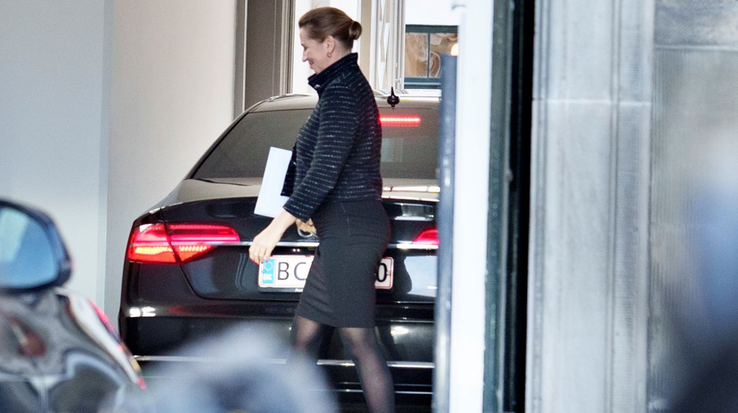 Statsministeren ankom onsdag&nbsp;formiddag til Amalienborg. Her meddelte hun dronningen at regeringen går af.