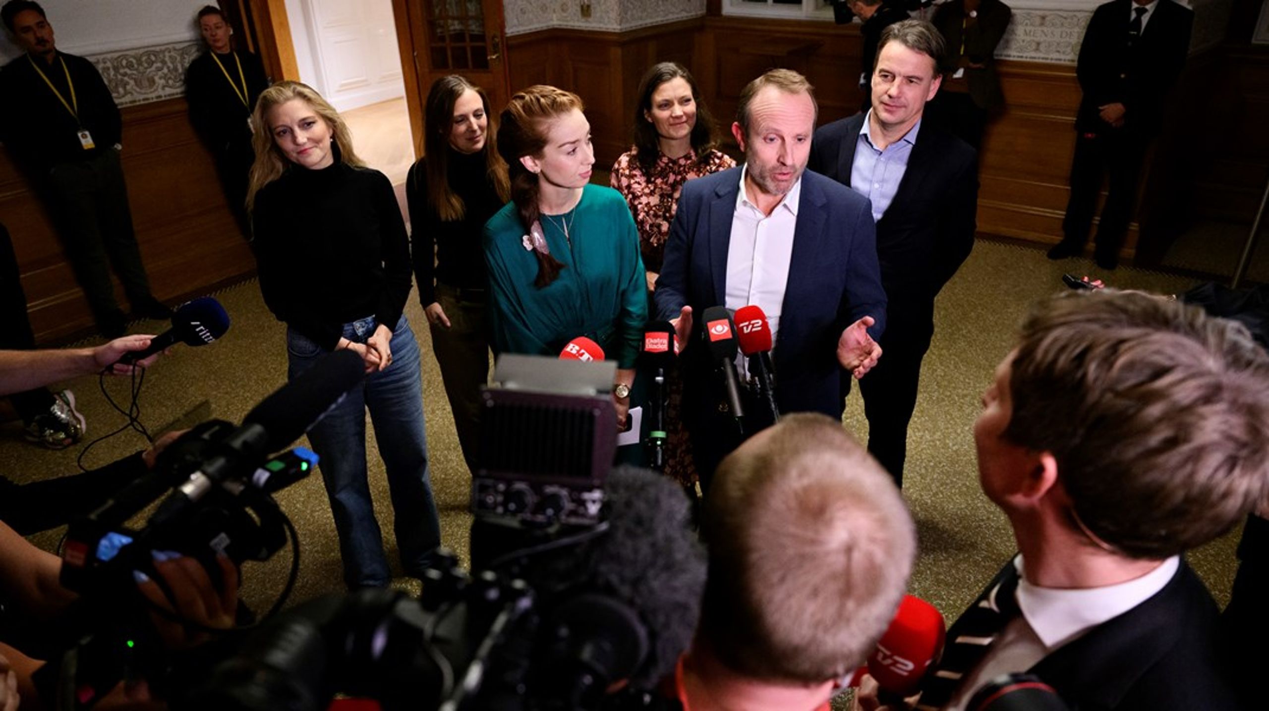 "Det kan godt være, at det er en lille folketingsgruppe, men den består af stærke, erfarne profiler, der kan tegne et stærkt Radikalt Venstre med en ny start fra i dag," siger Martin Lidegaard.