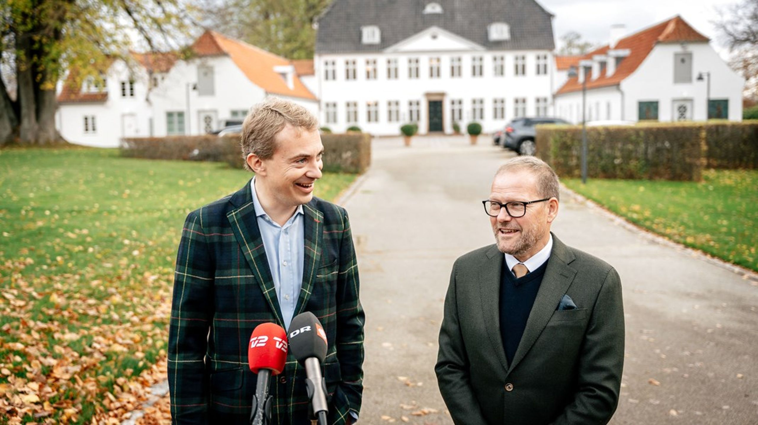 Morten Messerschmidt (DF) og René Christensen (DF) møder
pressen efter regeringsforhandlinger på Marienborg i Kongens Lyngby mandag. René
Christensen deltager i regeringsforhandlingerne.