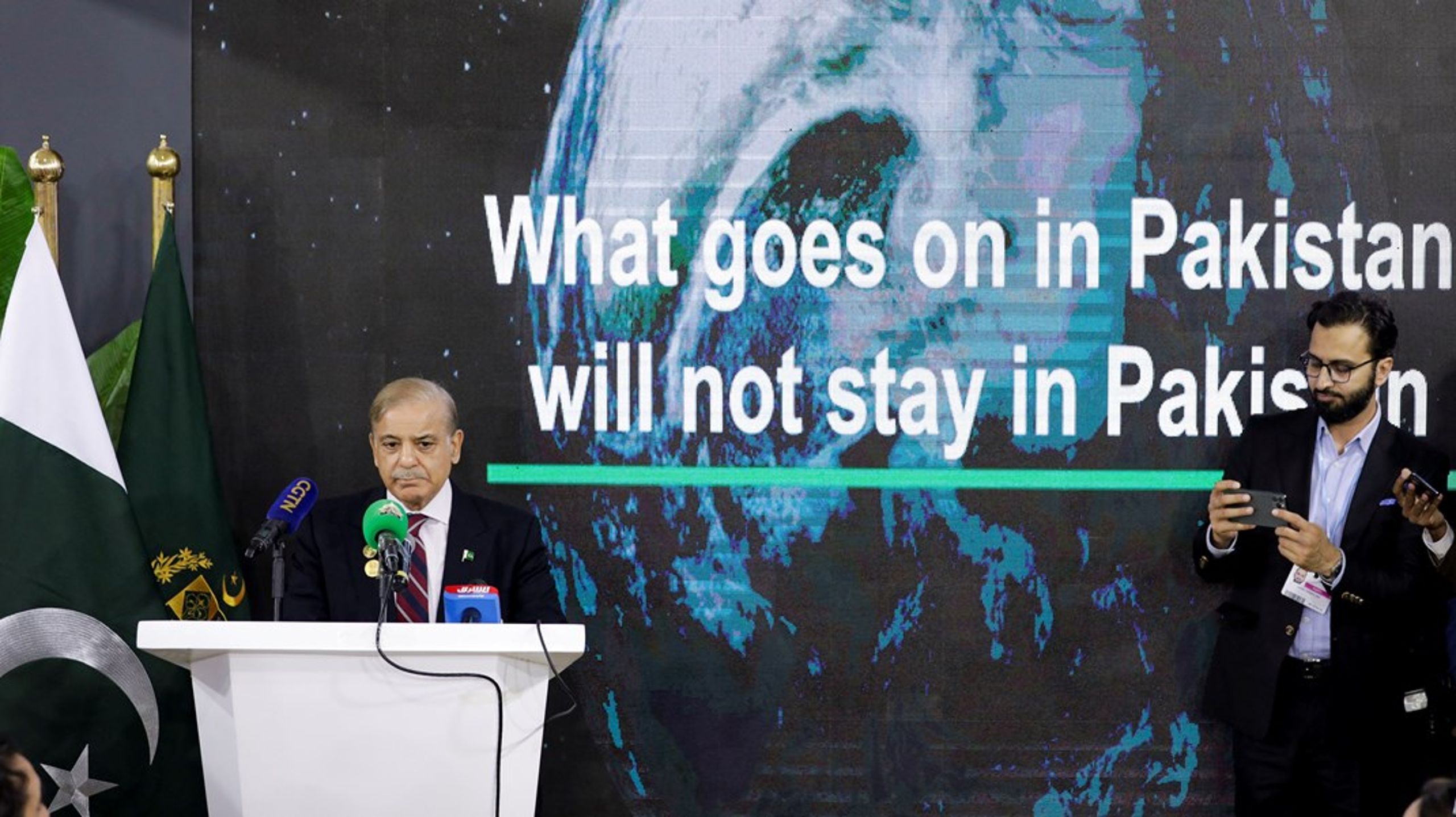 Den pakistanske premierminister, Shehbaz Sharif, er taget til FN's klimatopmøde med et mål om at skaffe&nbsp;flere penge til de tab og skader, som landet lider oven på de omfattende oversvømmelser, der hærger landet som et resultat af klimaforandringerne.&nbsp;<br><br>