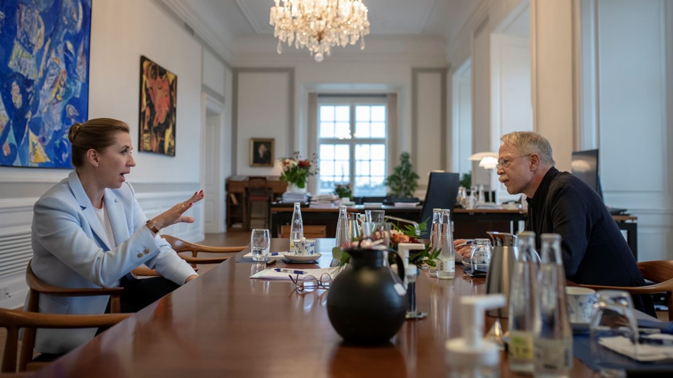 Erik Holstein under et interview med statsminister Mette Frederiksen (S).