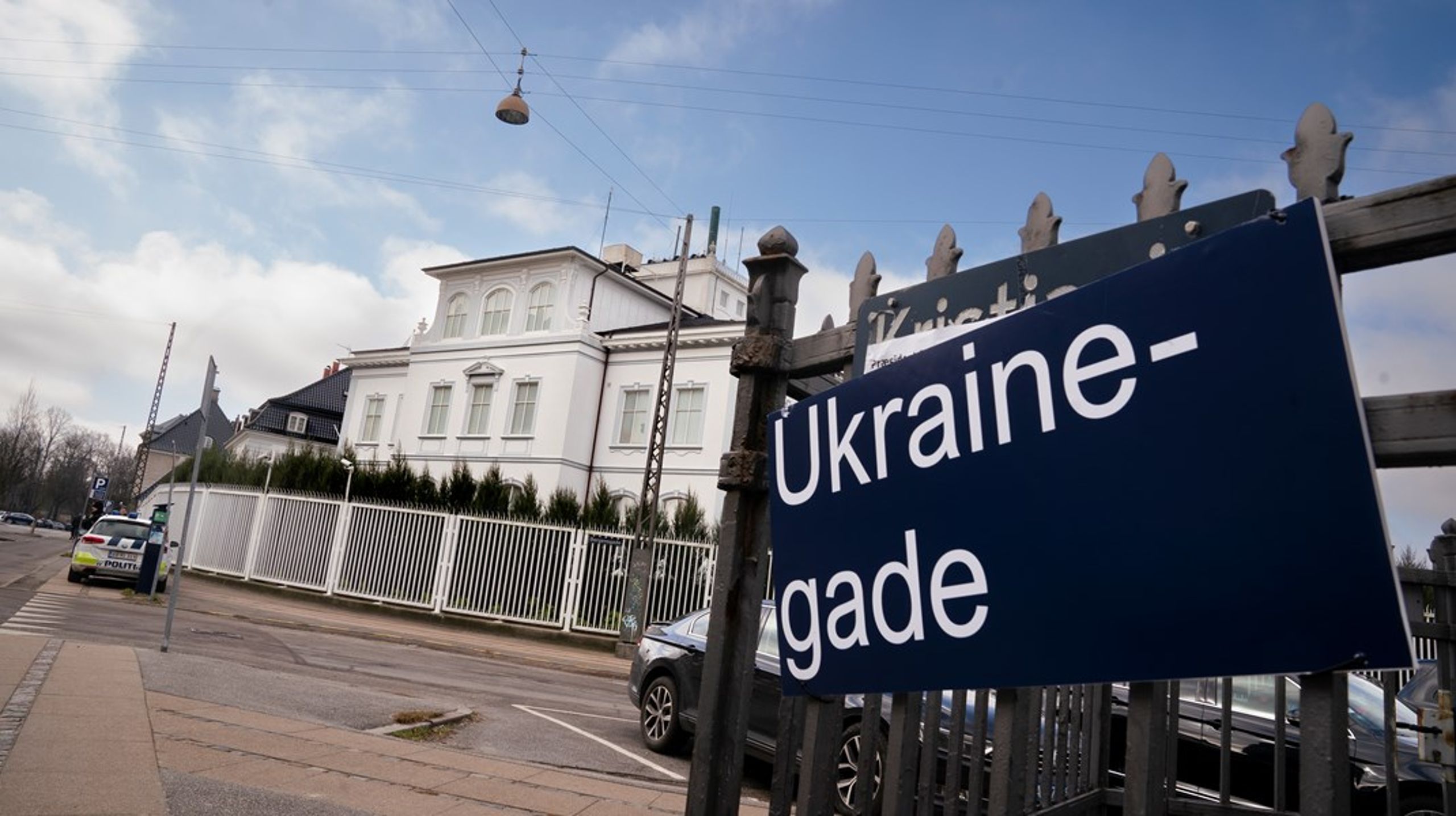Demonstranter satte i marts 2022 vejskilte og ukrainske flag op ved den russiske ambassade i Kristianiagade. Arkivfoto.