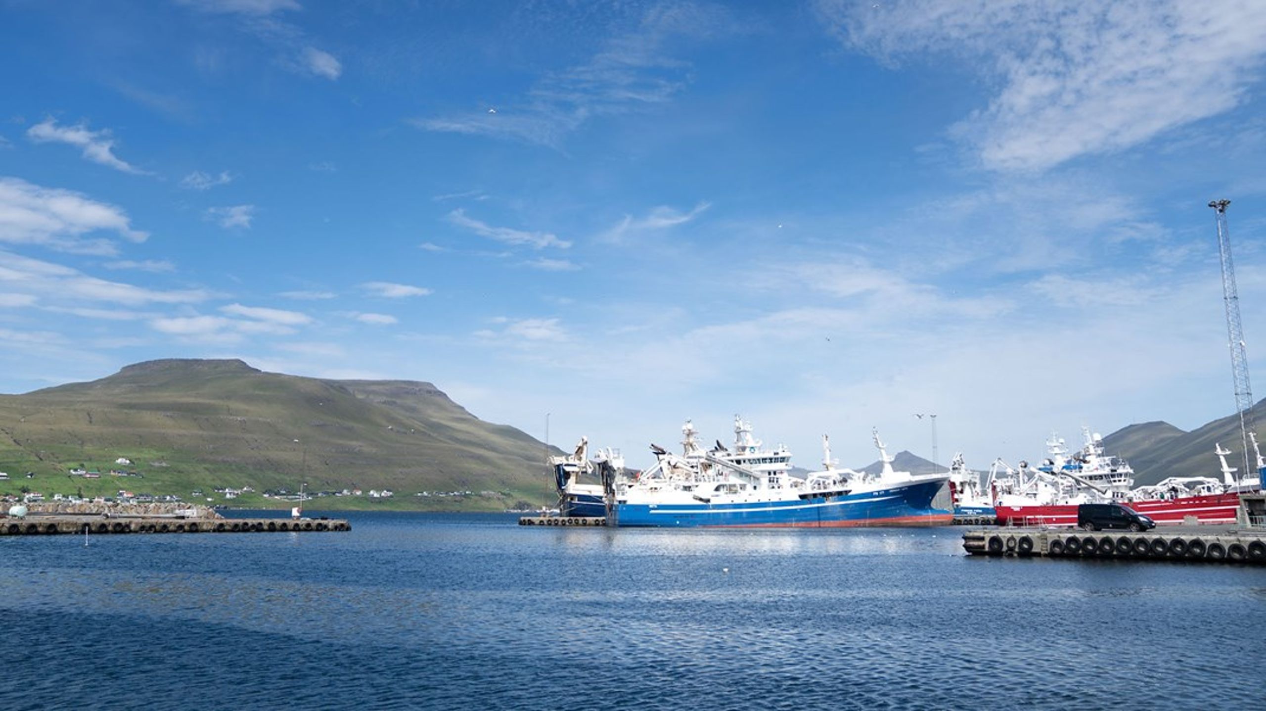 Russiske fiskeskibe bruger ofte færøske havne til at lodse deres fangst af i og få foretaget småreparationer.