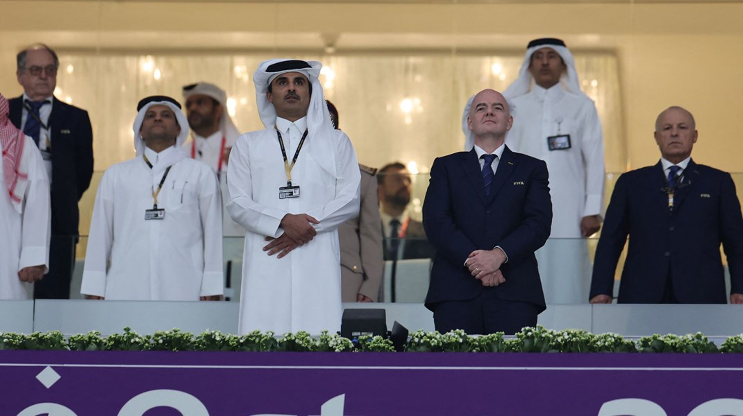 Qatars
emir Tamim bin Hamad Al Thani (tv.) og forhenværende&nbsp;præsident for FIFA,&nbsp;Sepp
Blatter (th.).