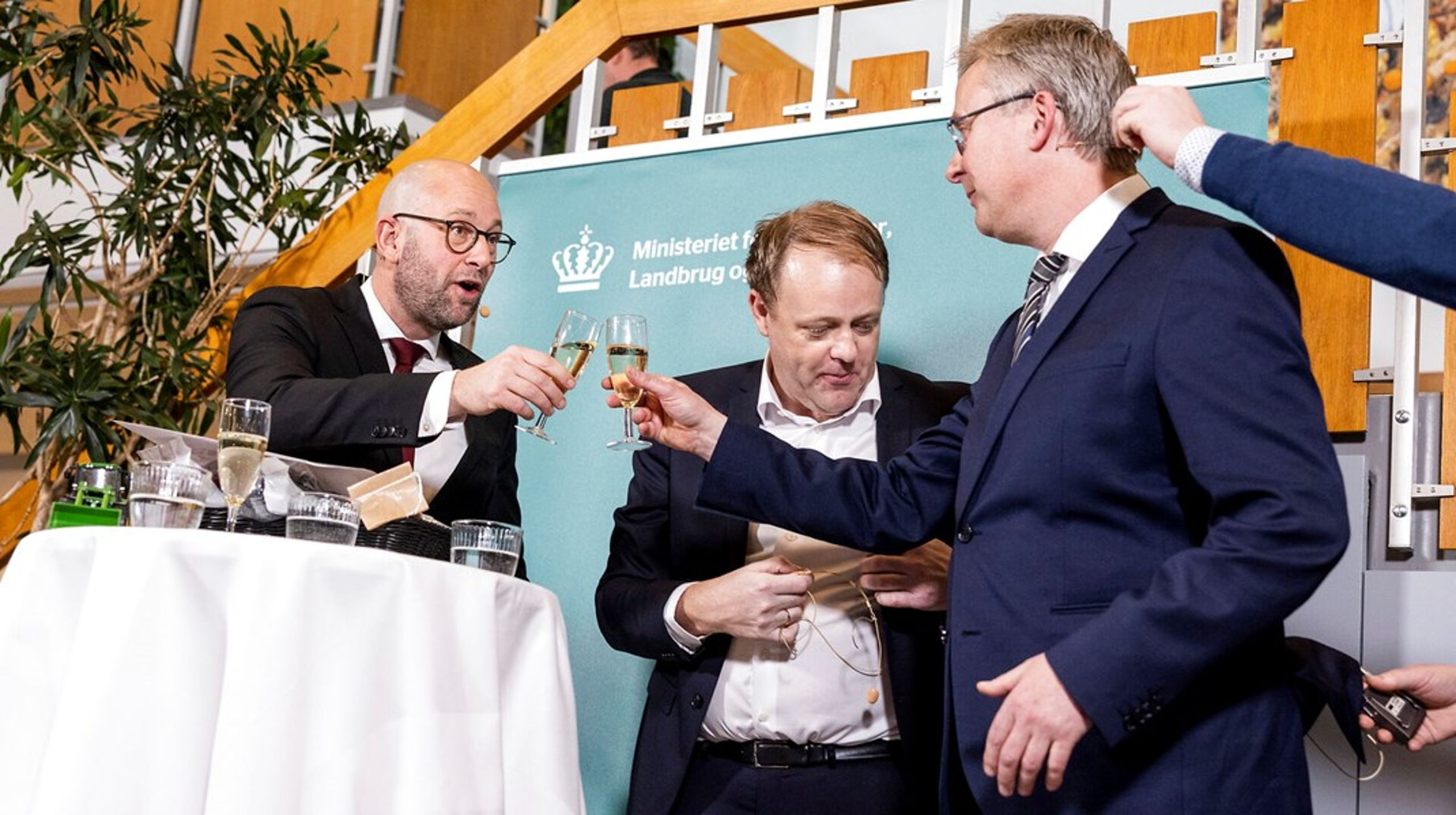 Departementschef Morten Niels Jakobsen (i midten) gav torsdag både Rasmus Prehn (S) og Jacob Jensen (V) et par ord med på vejen under torsdagens ministeroverdragelse.&nbsp;