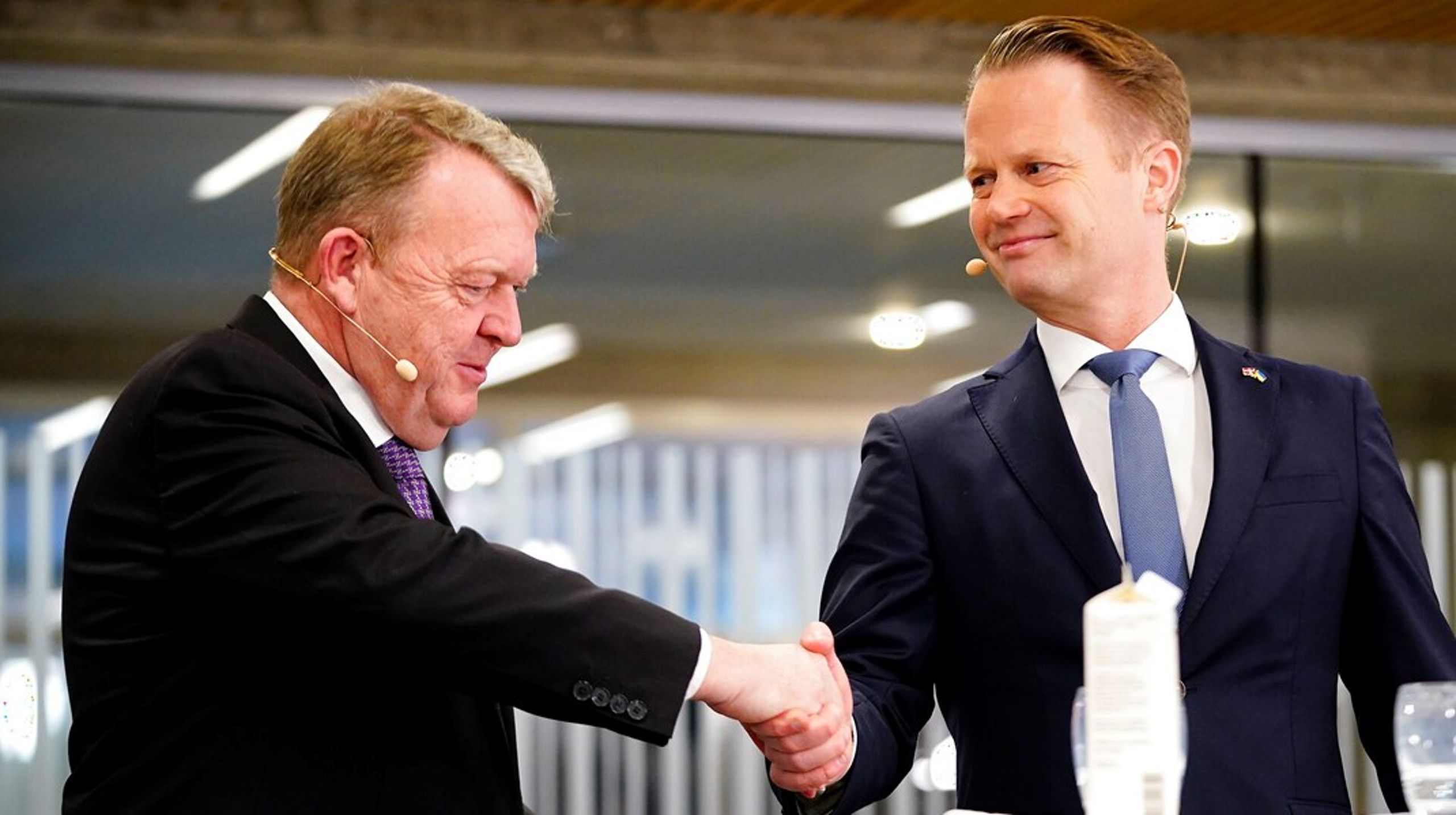 Ministeroverdragelse i Udenrigsministeriet. Jeppe Kofod (S) overdrager titlen til den nye udenrigsminister, Lars Løkke Rasmussen (M).