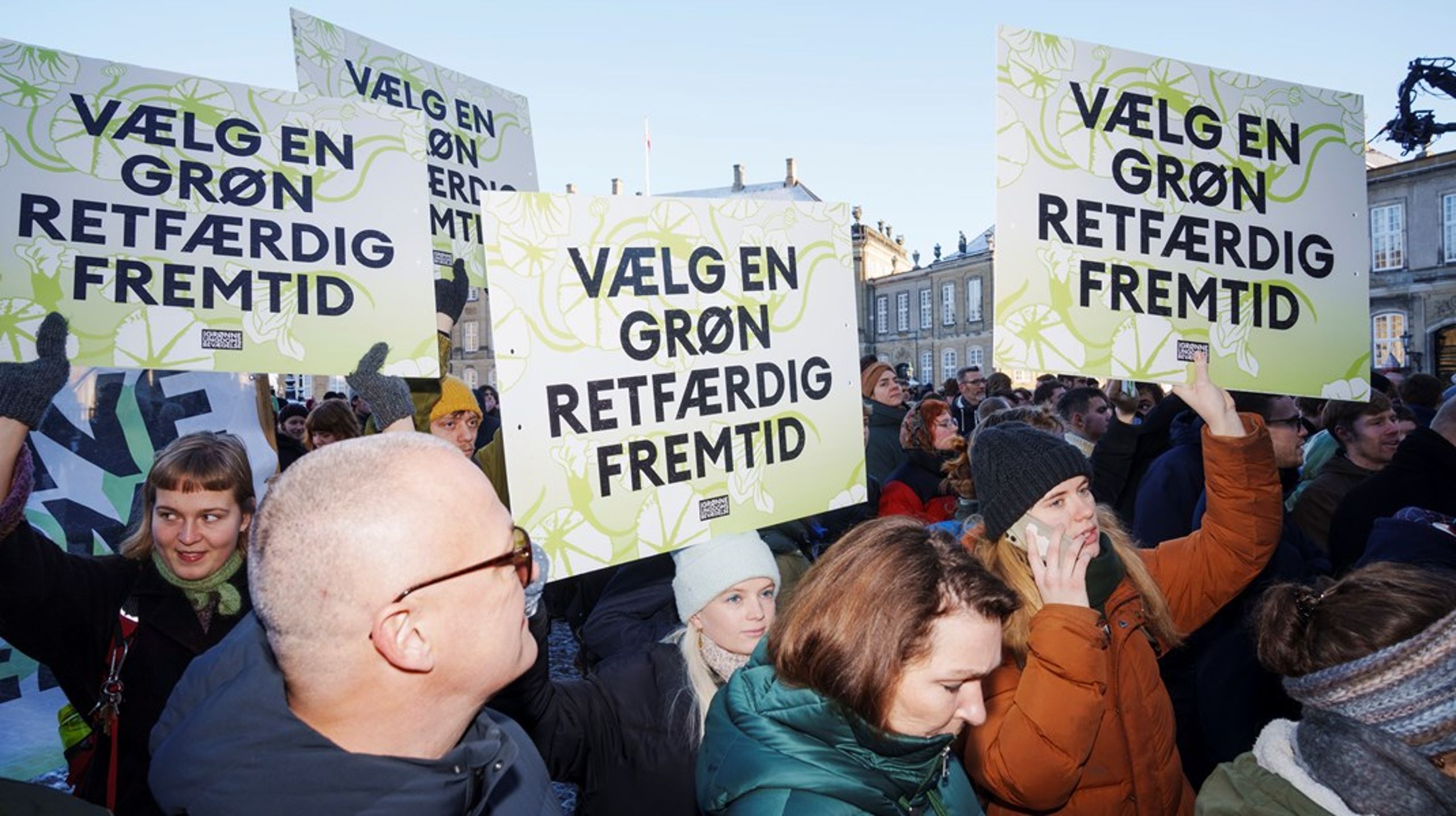 Den nye SVM-regering blev mødt med krav fra Den Grønne Ungdomsbevægelse på Amalienborg Slotsplads.<br><br>