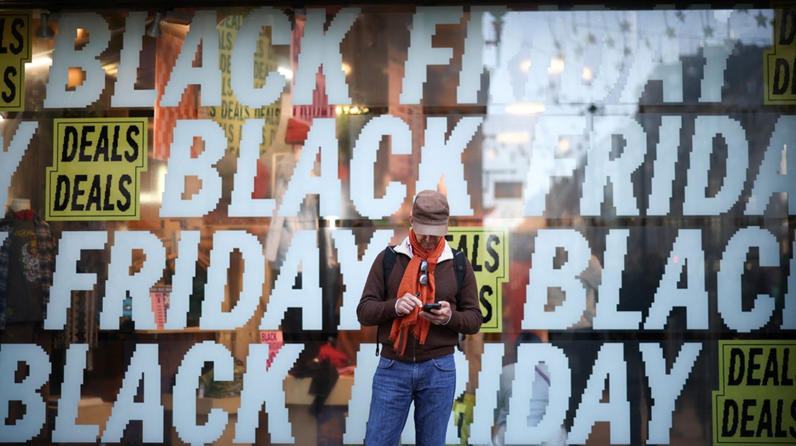 Black Friday er blevet en årlig forbrugerfest, hvor genstande i massevis sættes ned og øger købslyst og -handling. Det gavner hverken klimaet eller pengepungen.