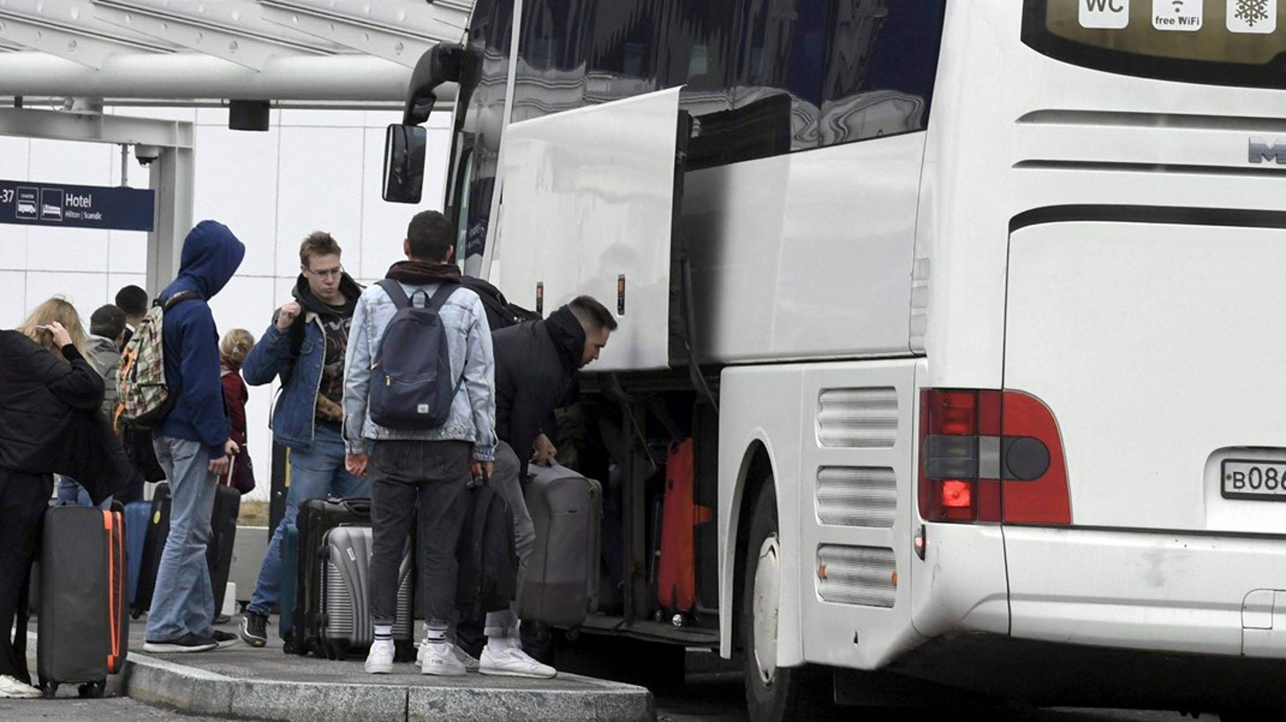 Russere stiger af en bus fra Sankt Petersborg i Finland. I efteråret suspenderede EU en visumaftale med Rusland, så det blev sværere for russere at rejse på ferie i blandt andet Danmark. I podcasten taler den unge russer Dasha om at skamme sig over Ruslands handlinger.