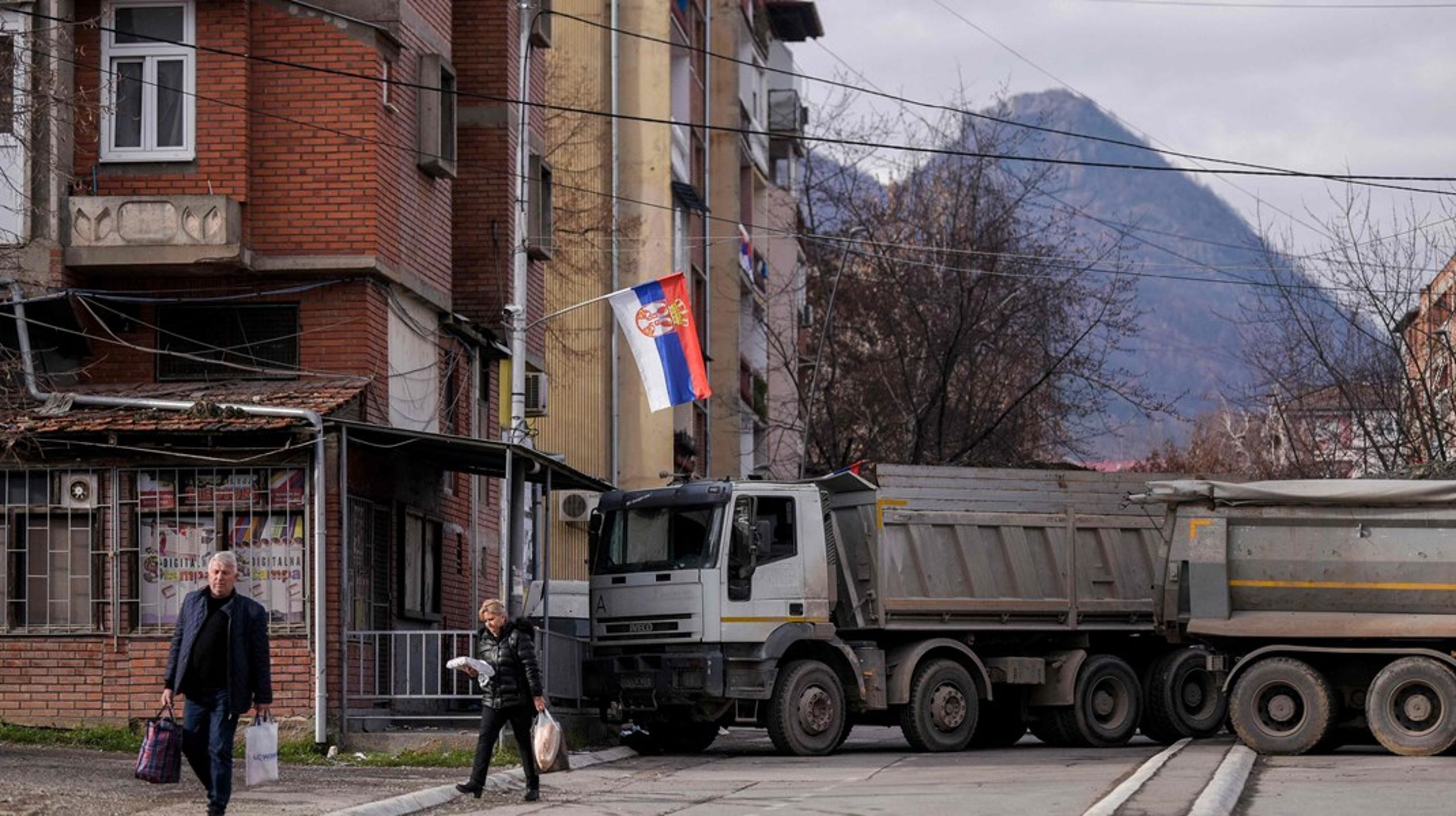 Etniske serbere i det nordlige Kosovo blokerer vejene for at protestere imod anholdelsen af en kosovoserbisk politibetjent.